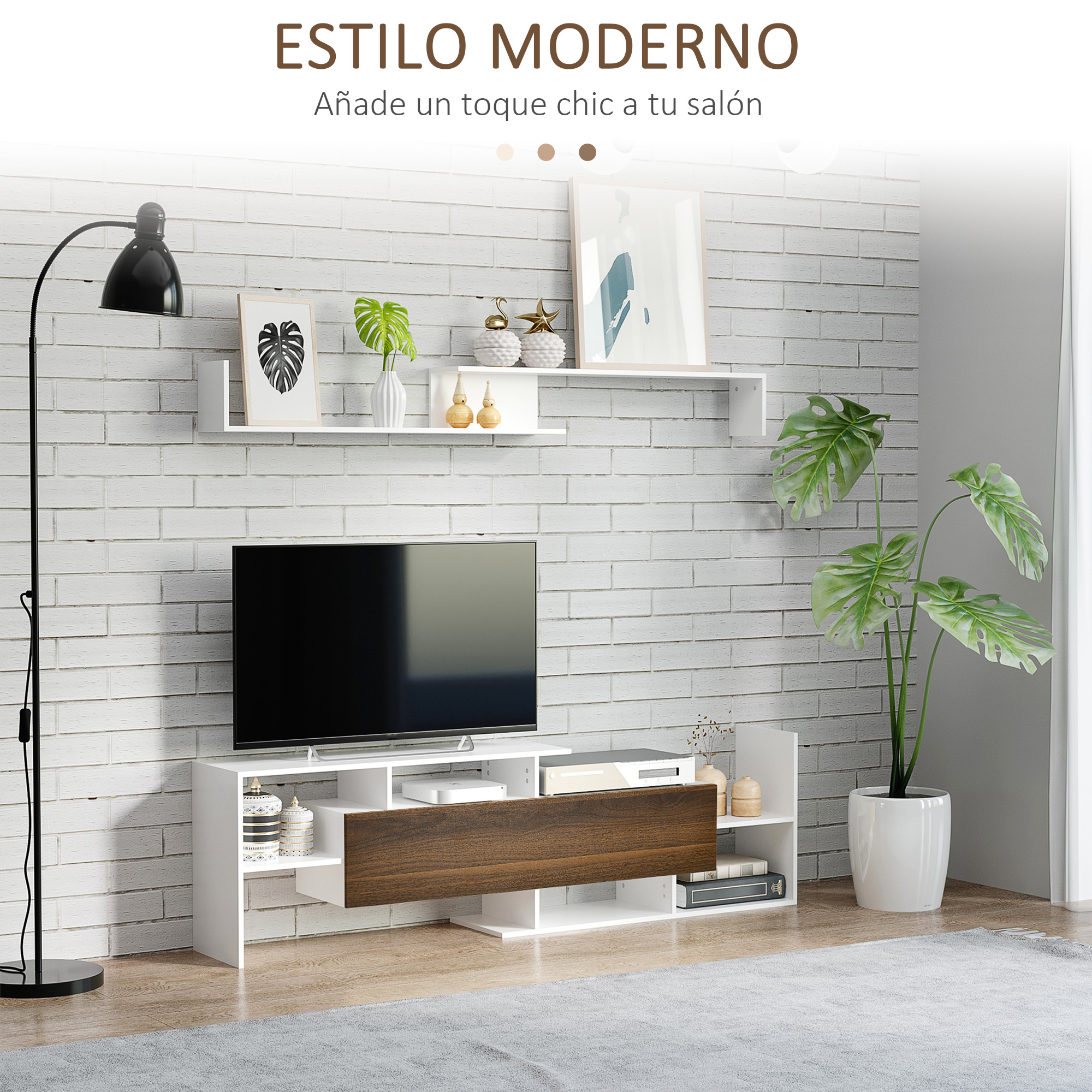 Un salón moderno con mueble de TV blanco y madera, estantes, televisión, lámpara de pie y planta.