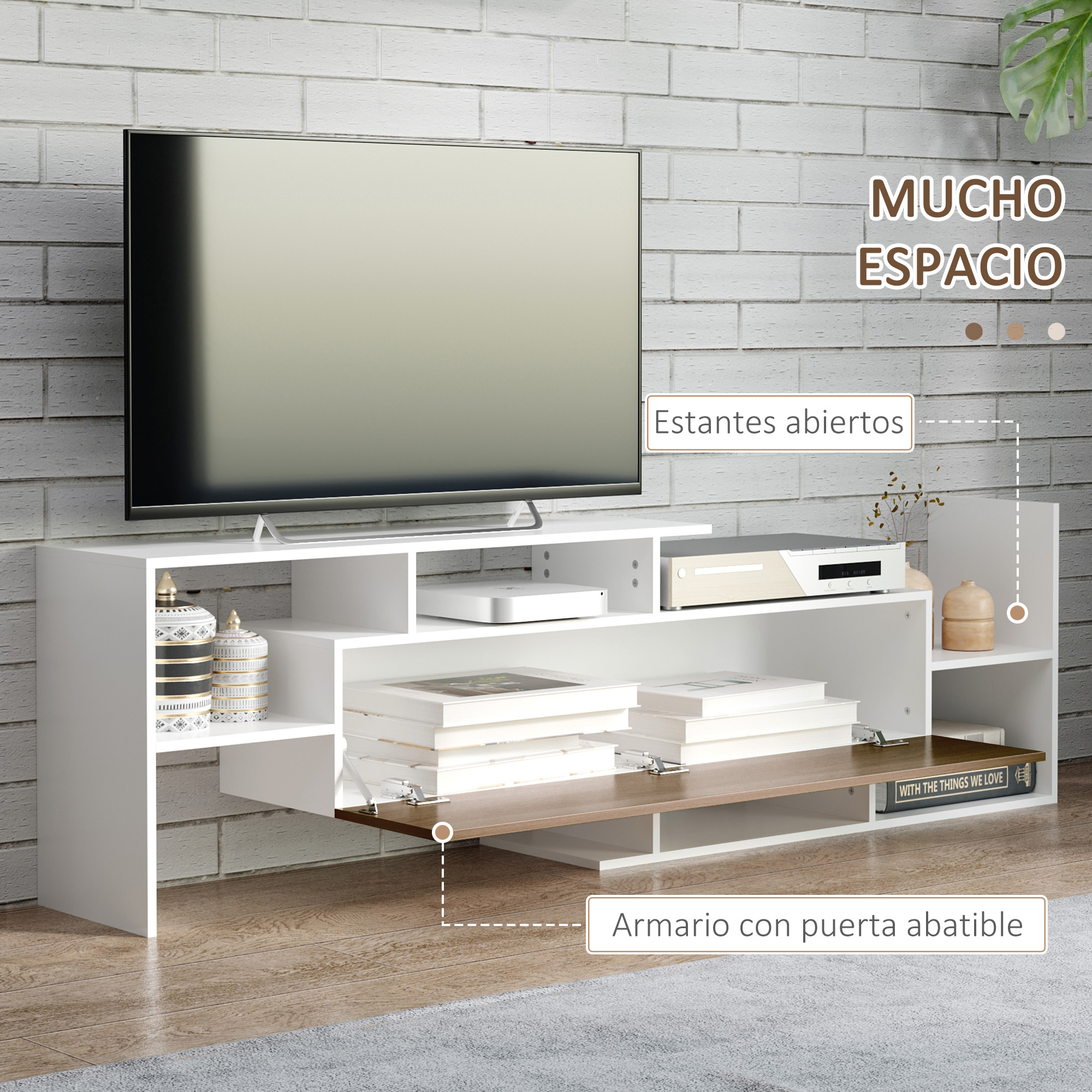 Mueble de TV blanco con estantes abiertos y un compartimento con puerta abatible de madera, frente a una pared de ladrillo.