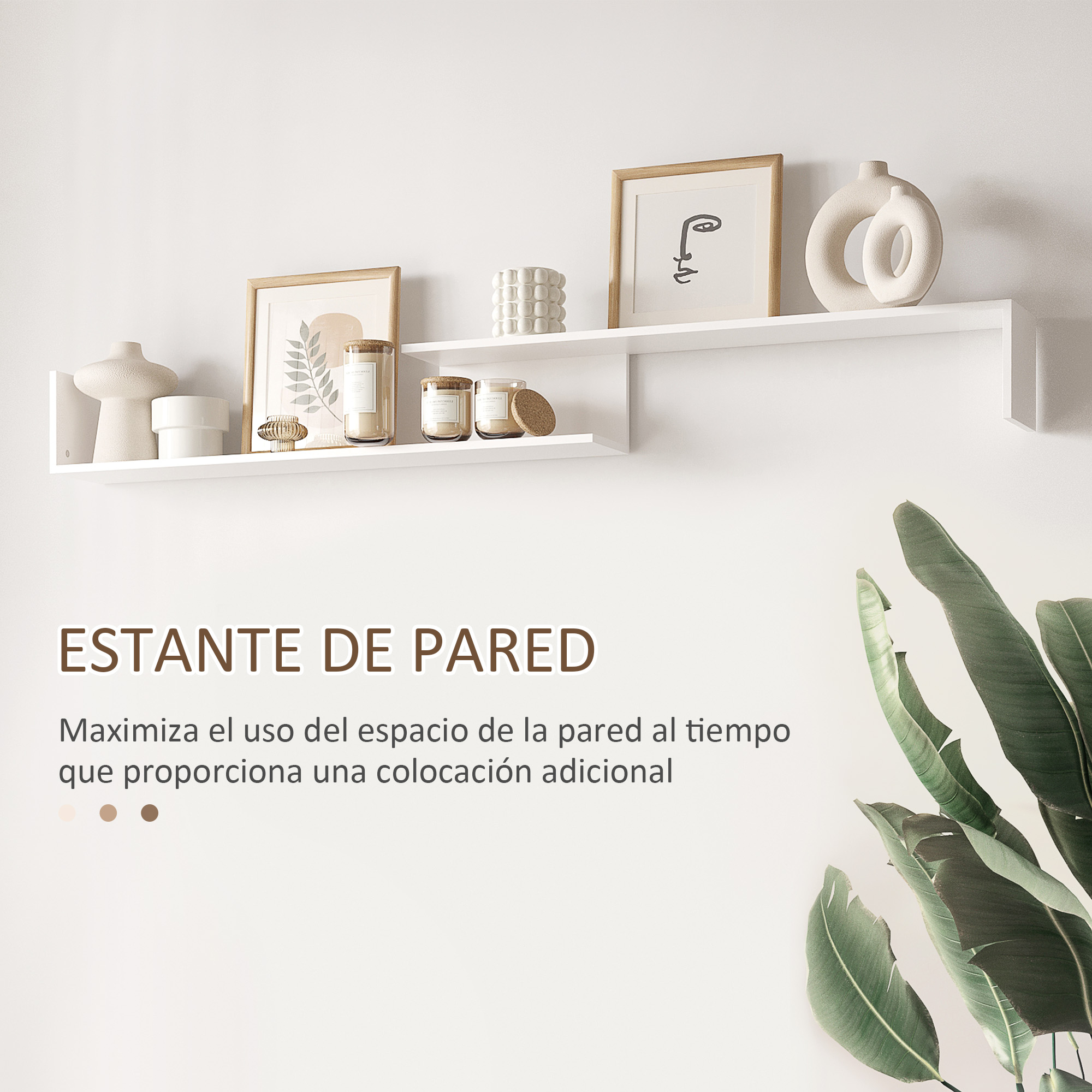 Estantes de pared blancos con floreros, velas y cuadros, texto abajo a la izquierda, planta a la derecha.