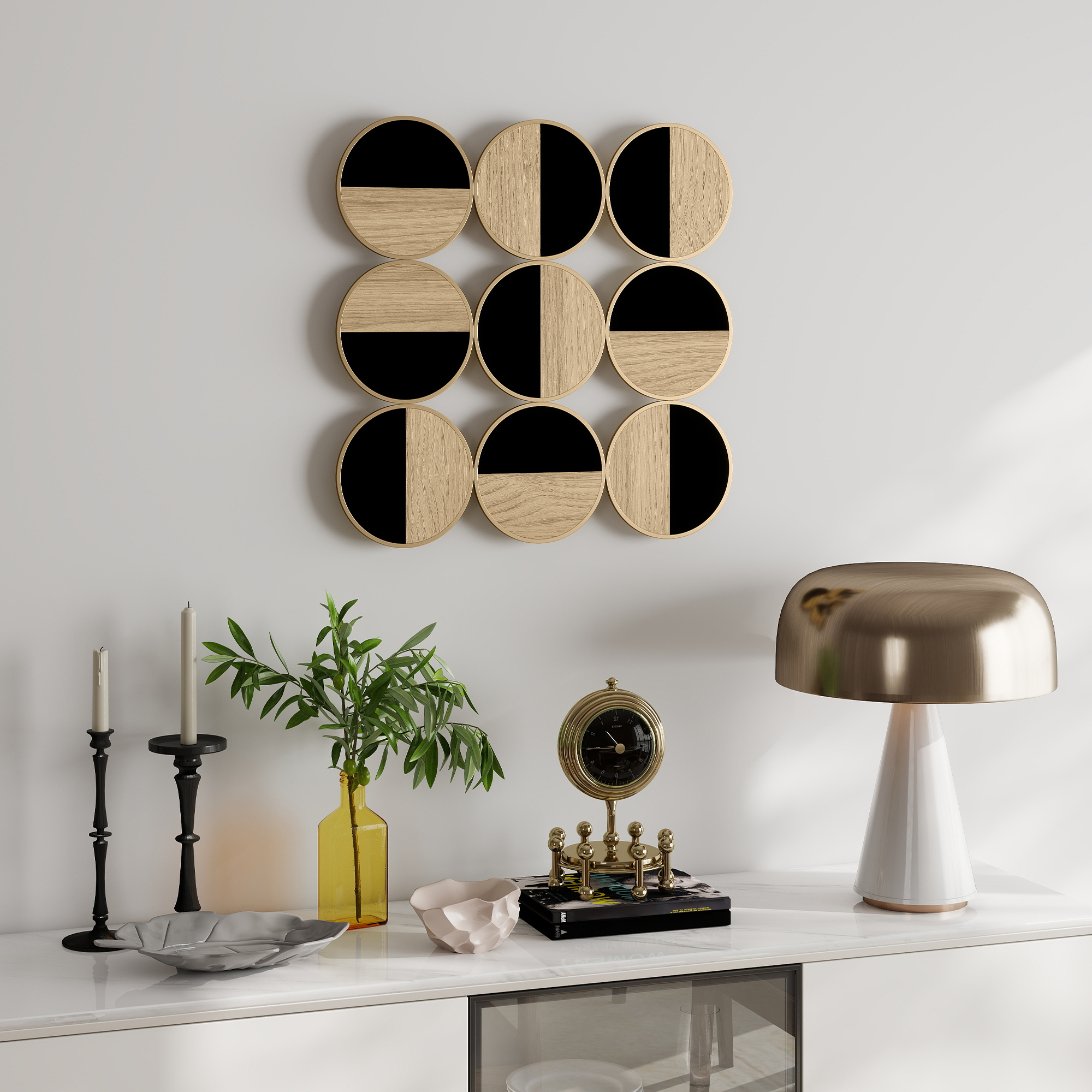 Arte de pared circular sobre un aparador con velas, planta, reloj y lámpara.