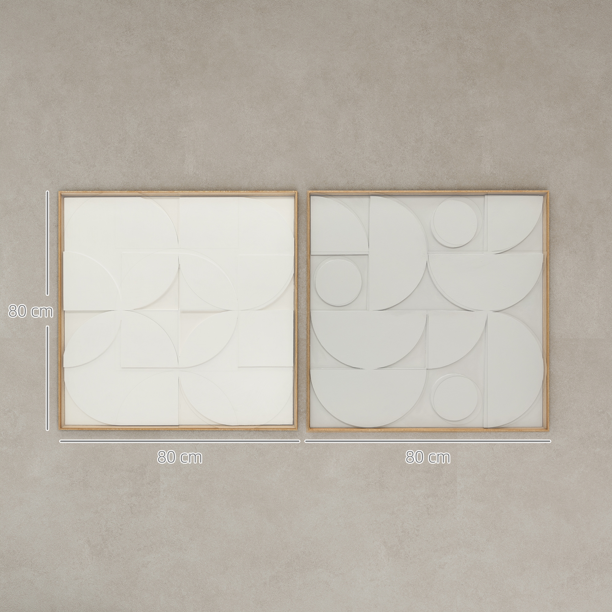 Dos obras de arte de pared cuadradas con relieves geométricos en colores claros, de 80x80 cm cada una.
