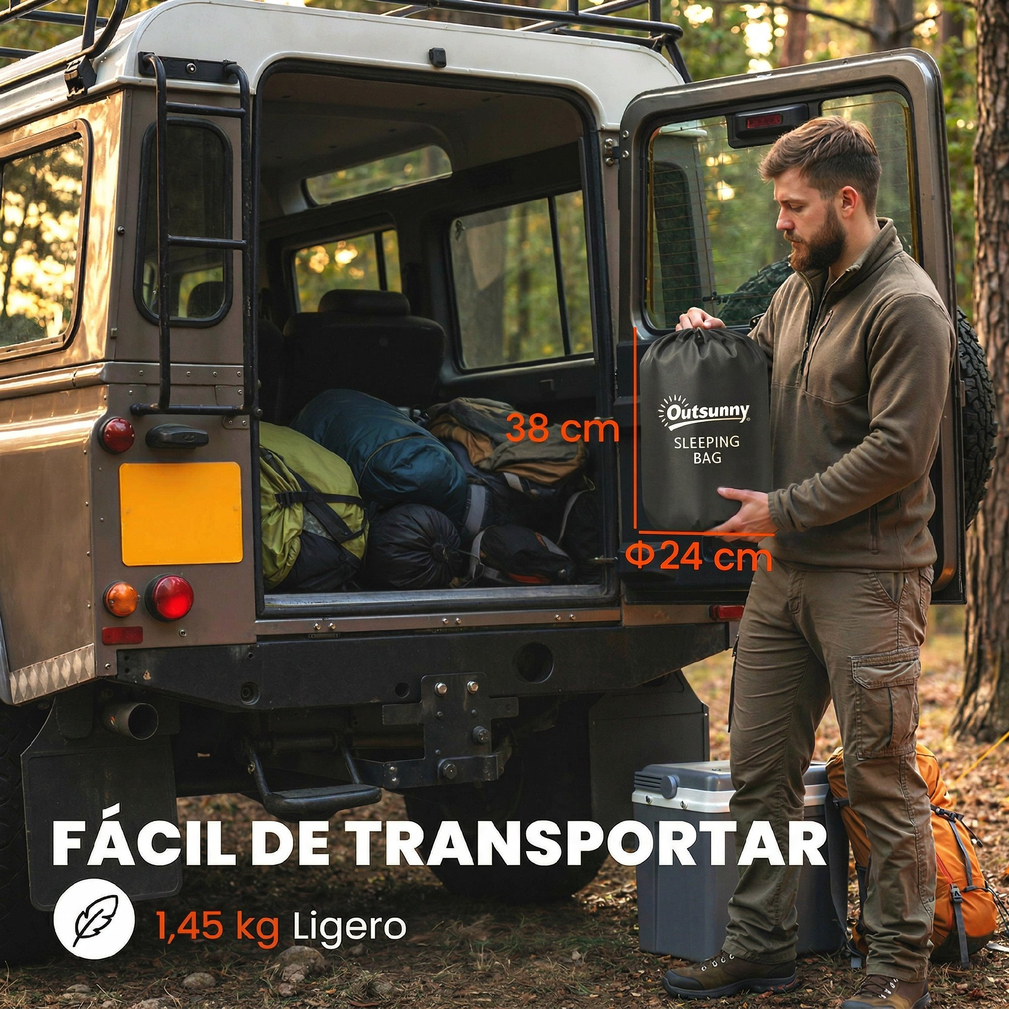 Un hombre sostiene un saco de dormir Outsunny junto al maletero abierto de un todoterreno con equipo de camping.