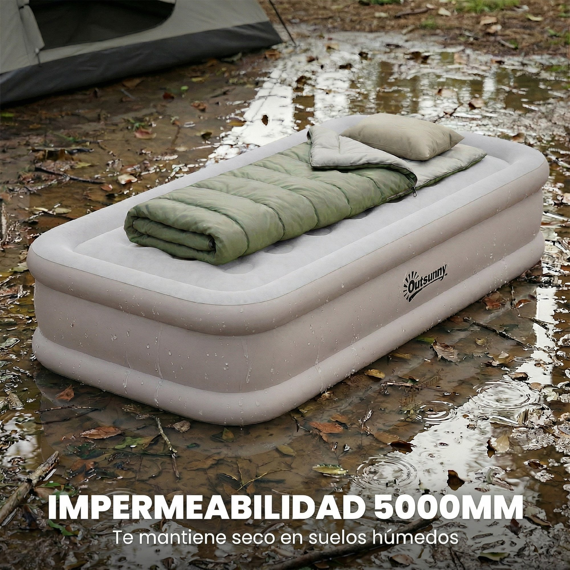 Colchón de aire gris Outsunny con saco de dormir verde y almohada en suelo mojado.
