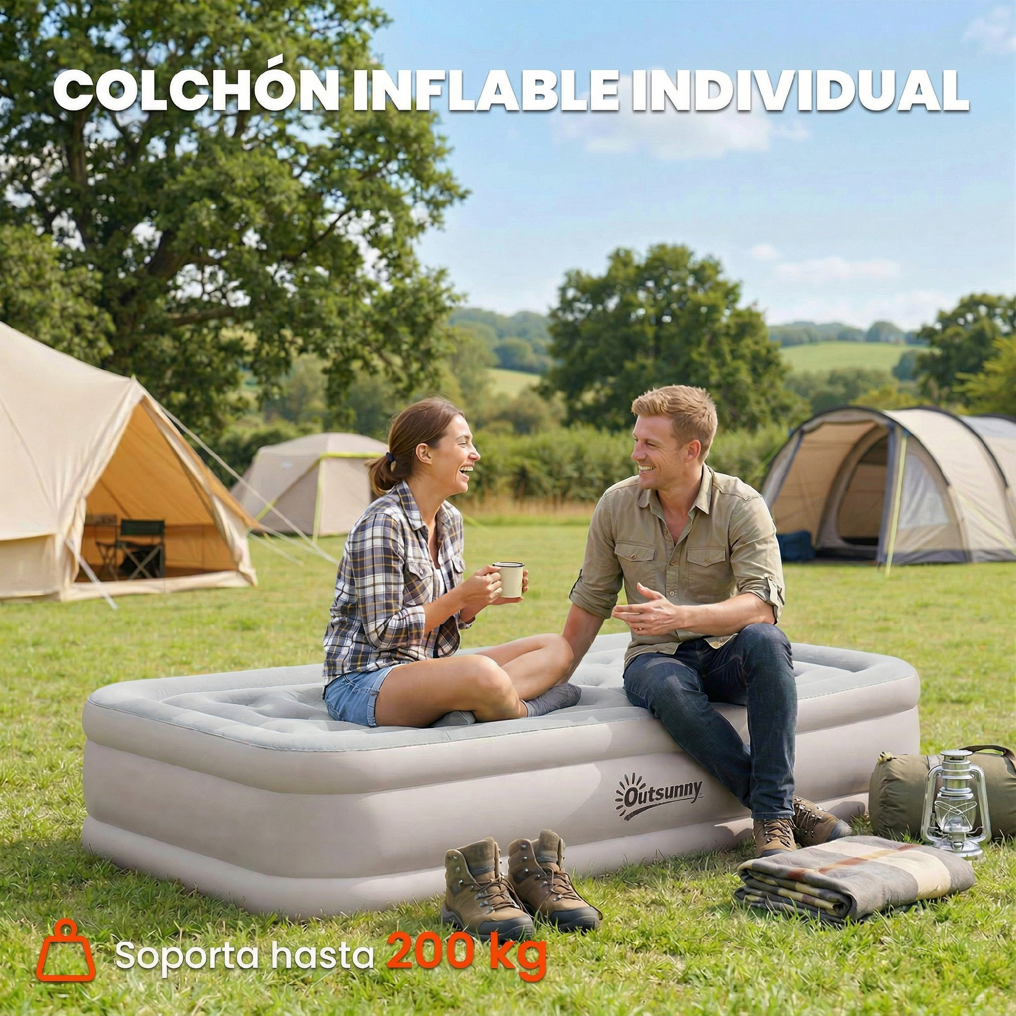 Pareja sentado en un colchón inflable Outsunny al aire libre.
