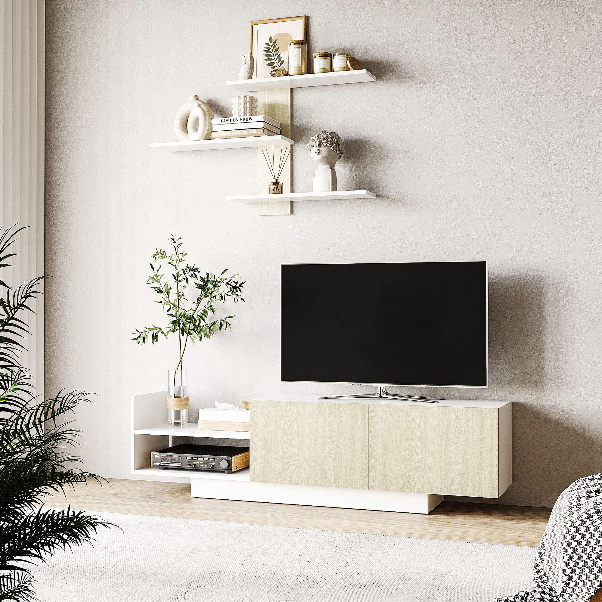 Salón con TV en mueble multimedia moderno de madera, estantes decorados, una planta y alfombra blanca.