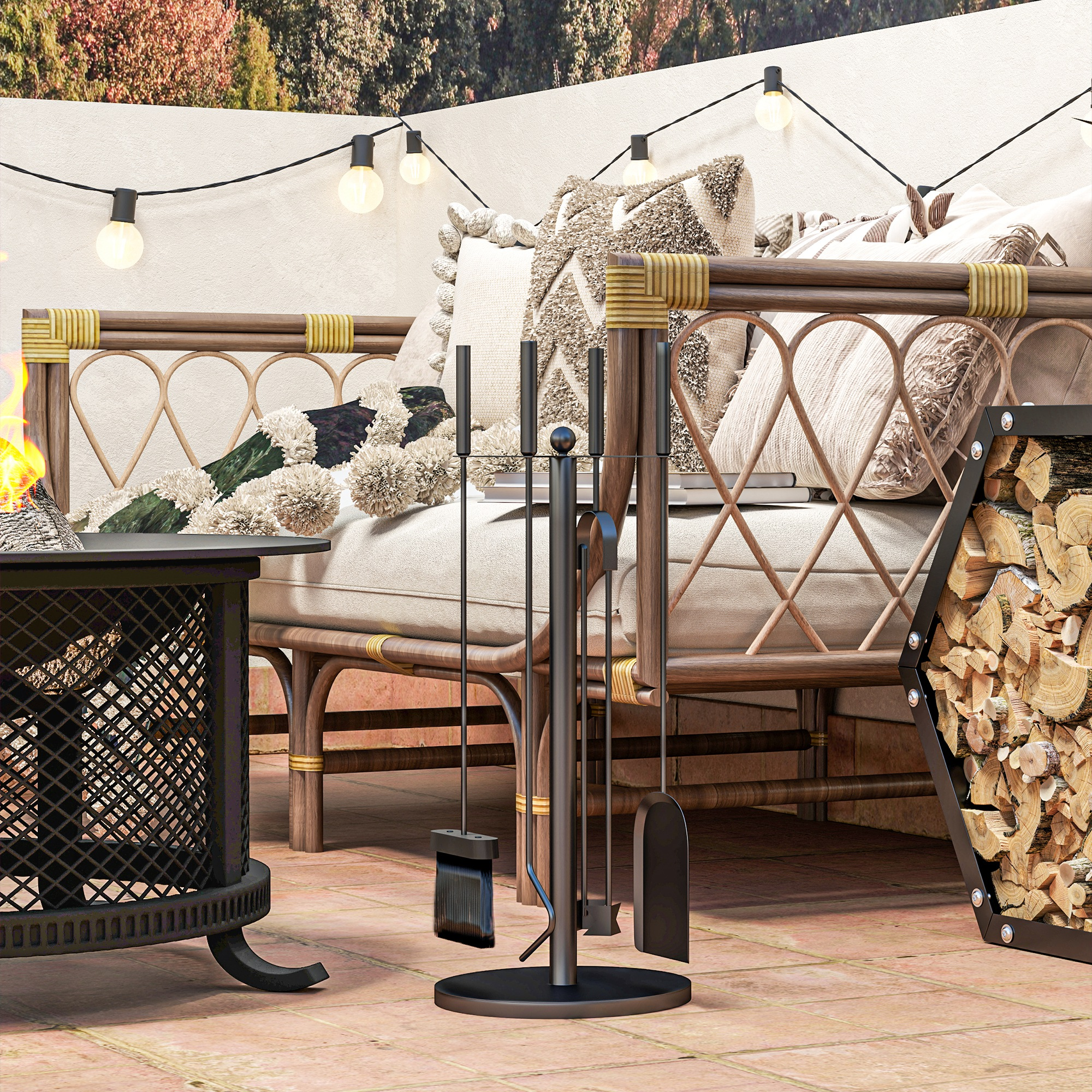Patio acogedor con sofá de ratán, cojines, fogata, utensilios, leñero y luces de cadena.