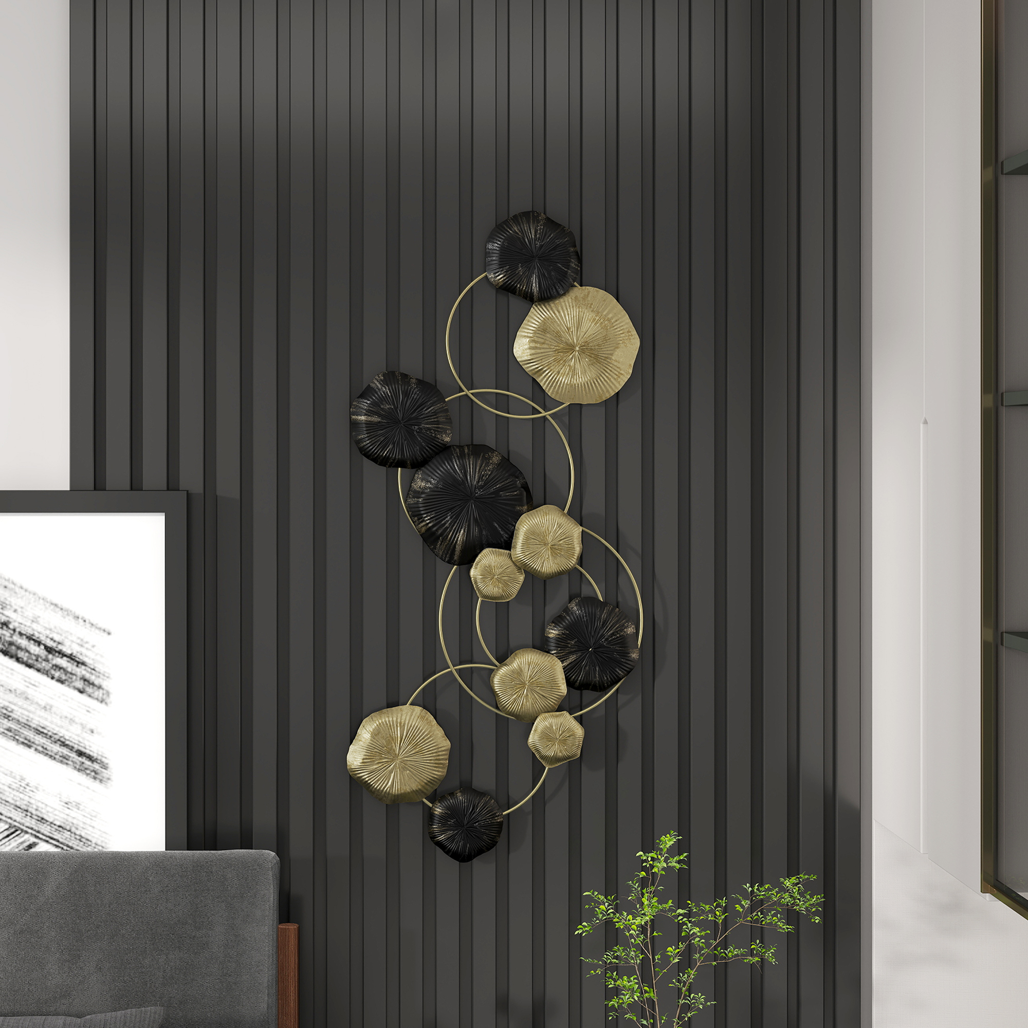 Arte de pared de metal moderno en negro y dorado cuelga en una pared de paneles oscuros junto a un sofá gris.