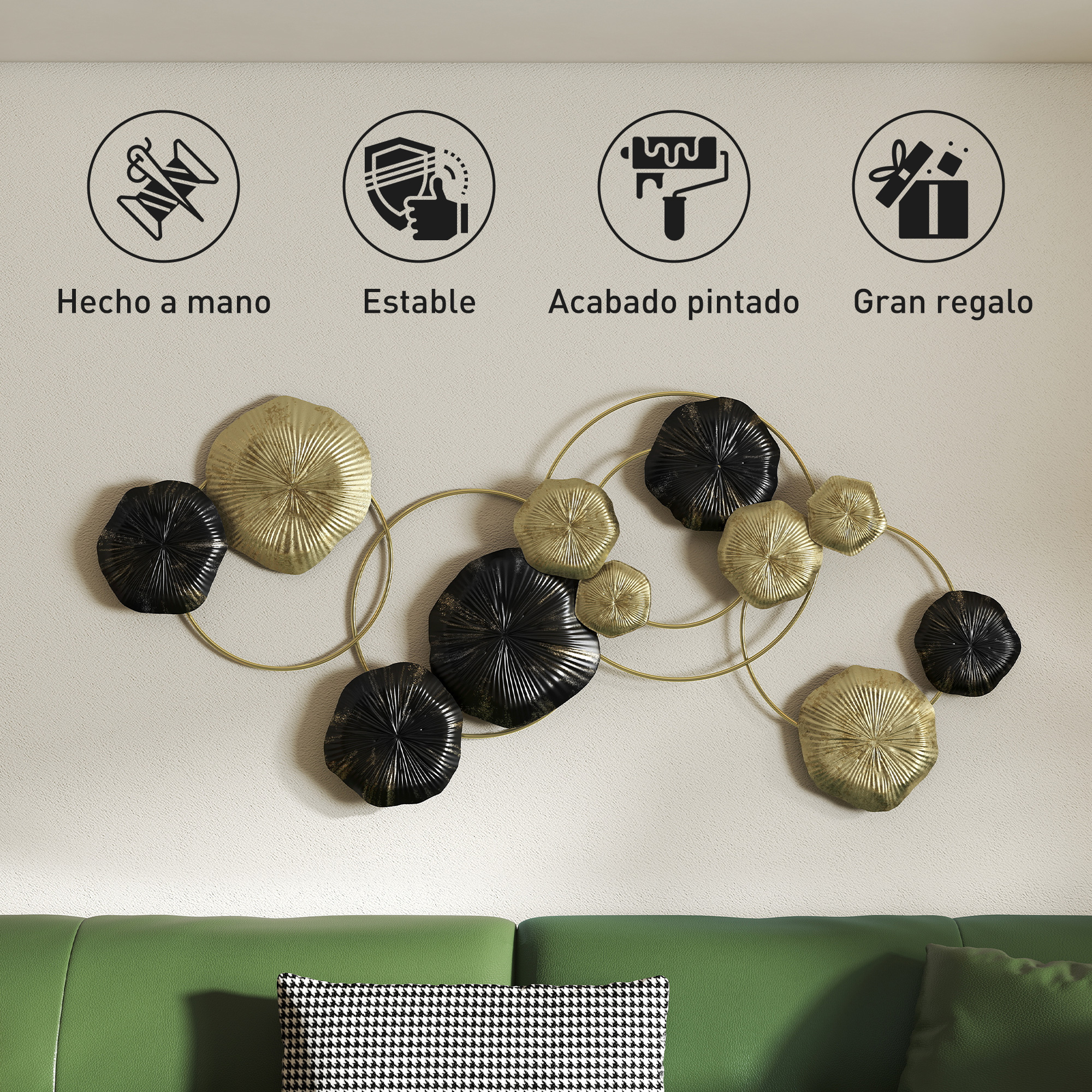 Arte de pared de metal abstracto con formas de hojas negras y doradas sobre un sofá verde.