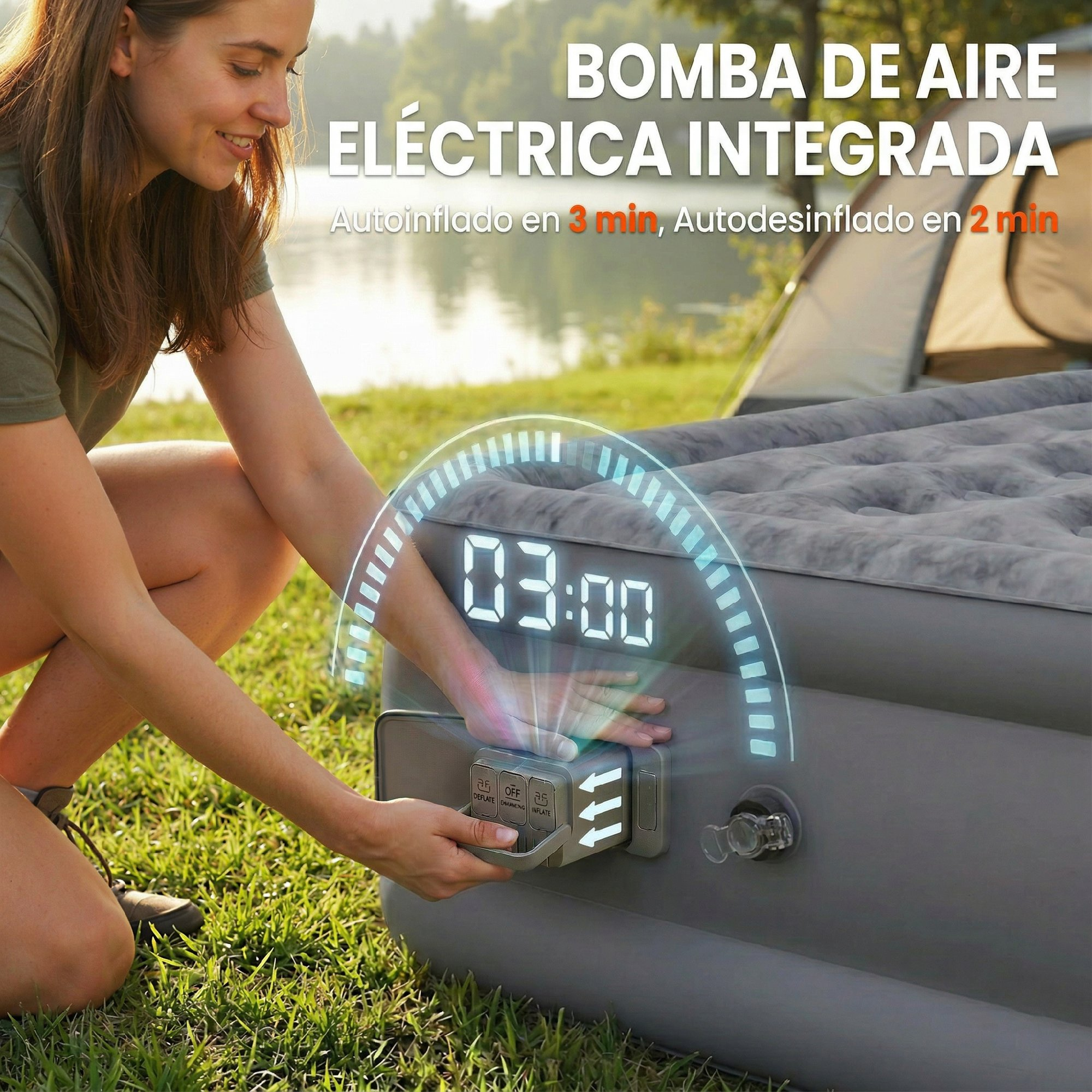 Una mujer sonriente se arrodilla en el césped cerca de una tienda y opera la bomba eléctrica integrada en un colchón.