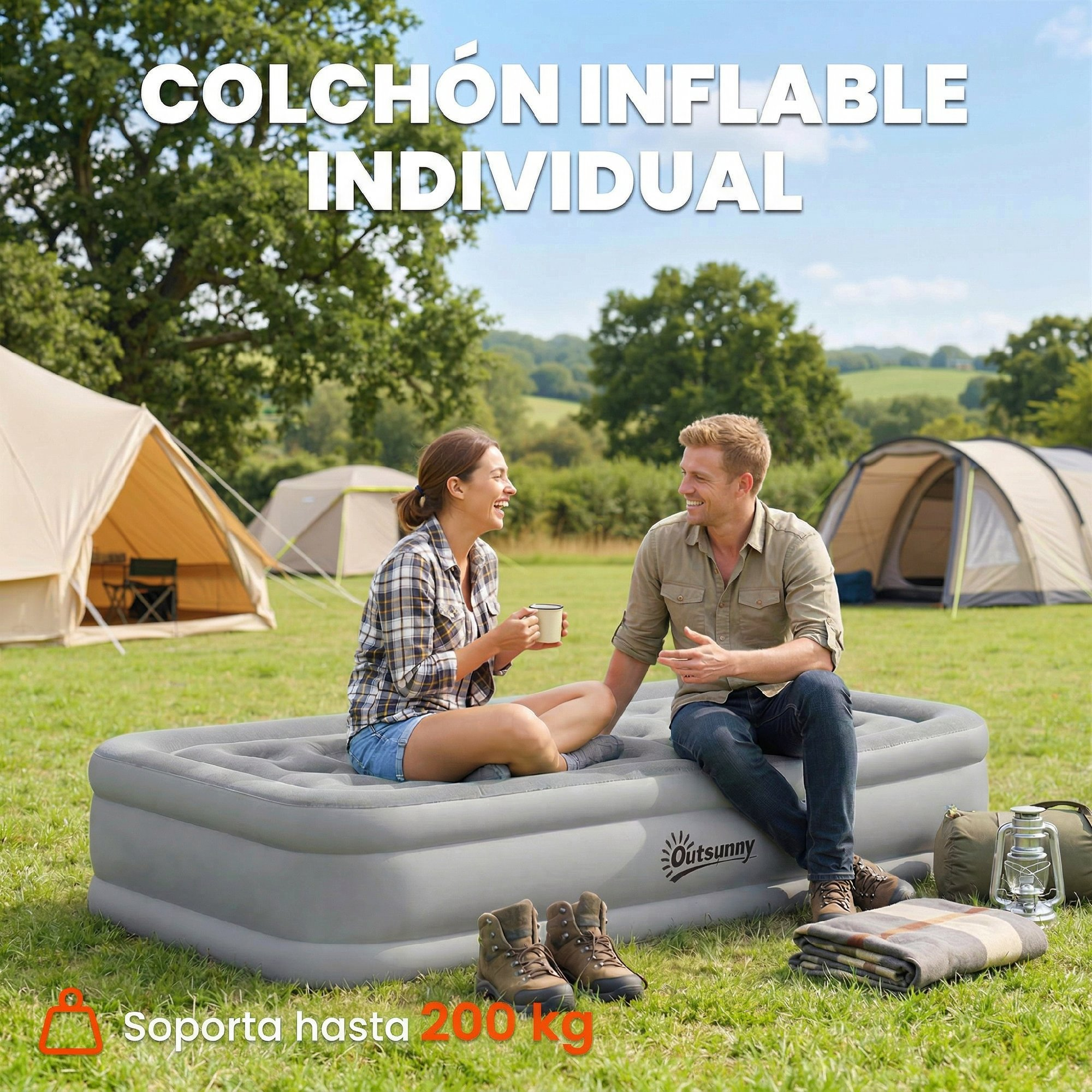 Una pareja se sienta en un colchón inflable gris Outsunny en un camping, rodeados de tiendas y naturaleza.