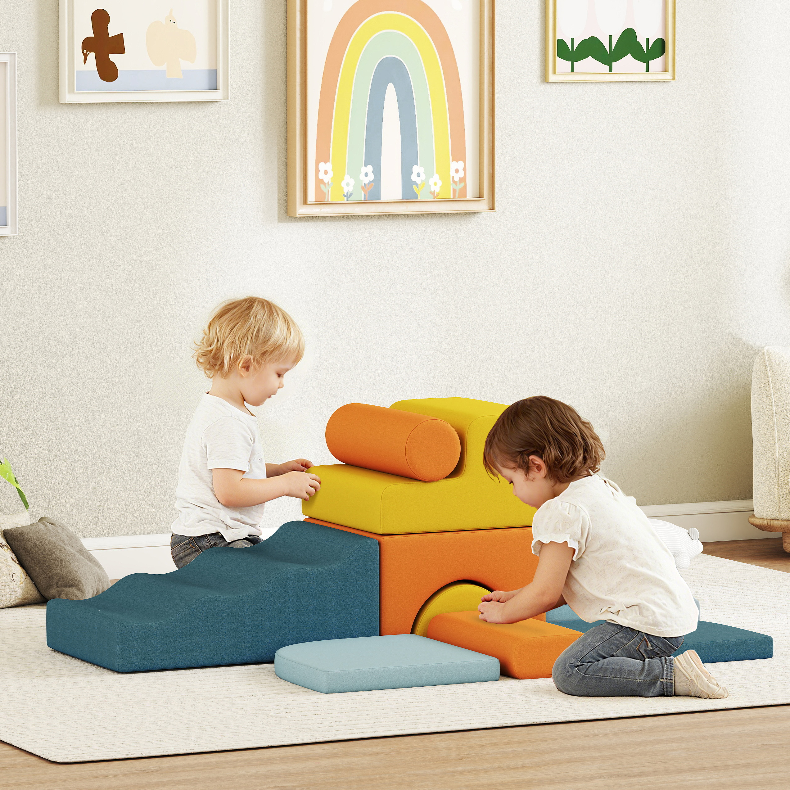 Dos niños pequeños juegan con bloques de espuma de colores en una habitación luminosa.