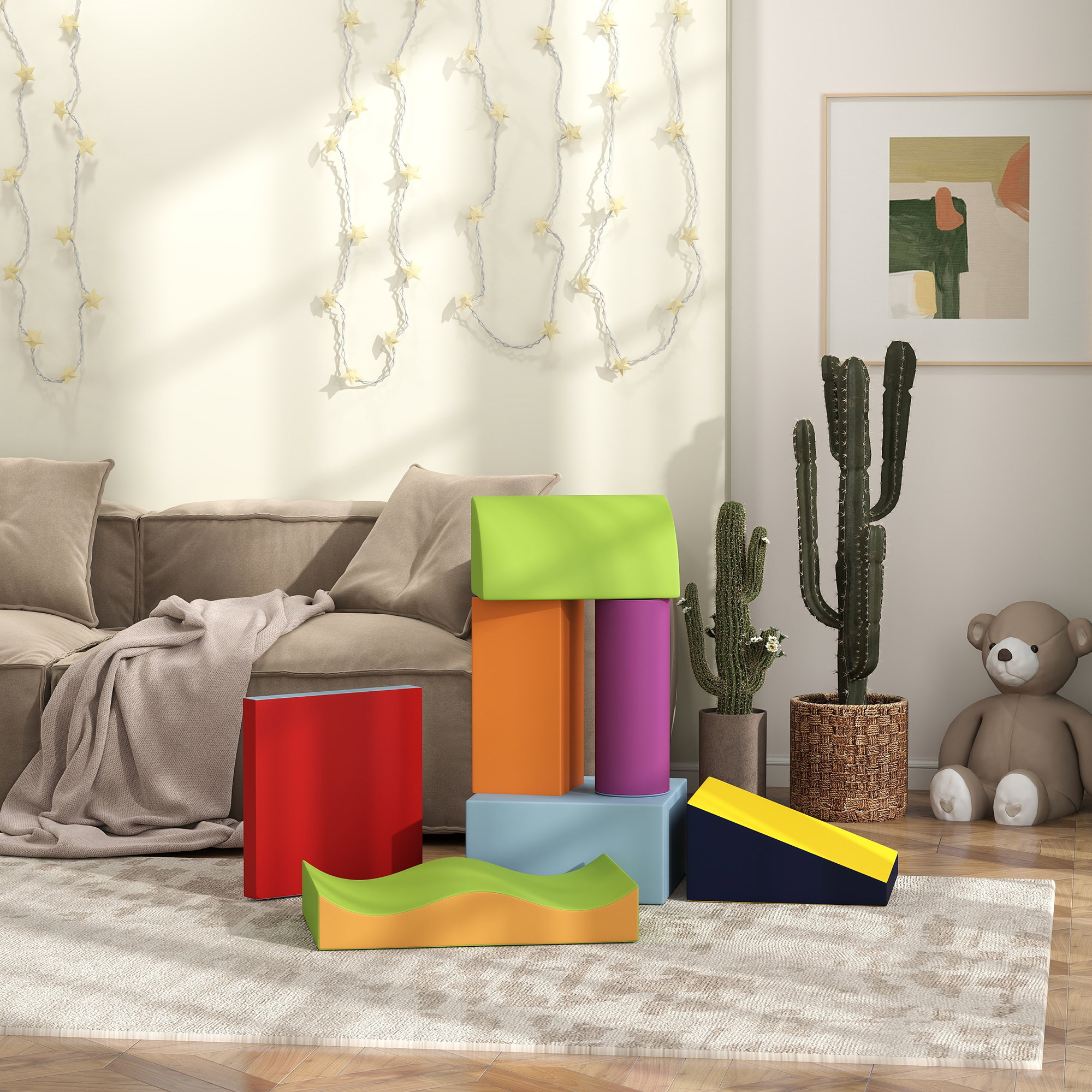 Bloques de espuma coloridos en una sala con sofá, cactus y oso de peluche.