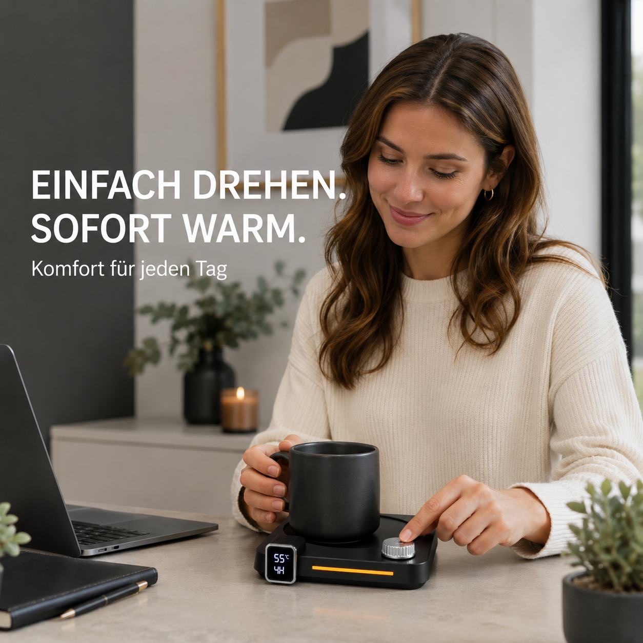 Eine Frau sitzt am Schreibtisch und stellt einen Getränkewärmer unter einer Tasse ein.