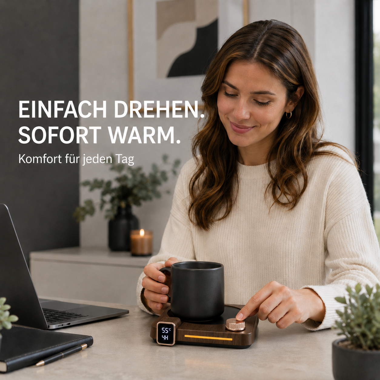Eine Frau hält eine schwarze Tasse auf einer Holz-Wärmeplatte an einem Tisch mit Laptop, mit Text.