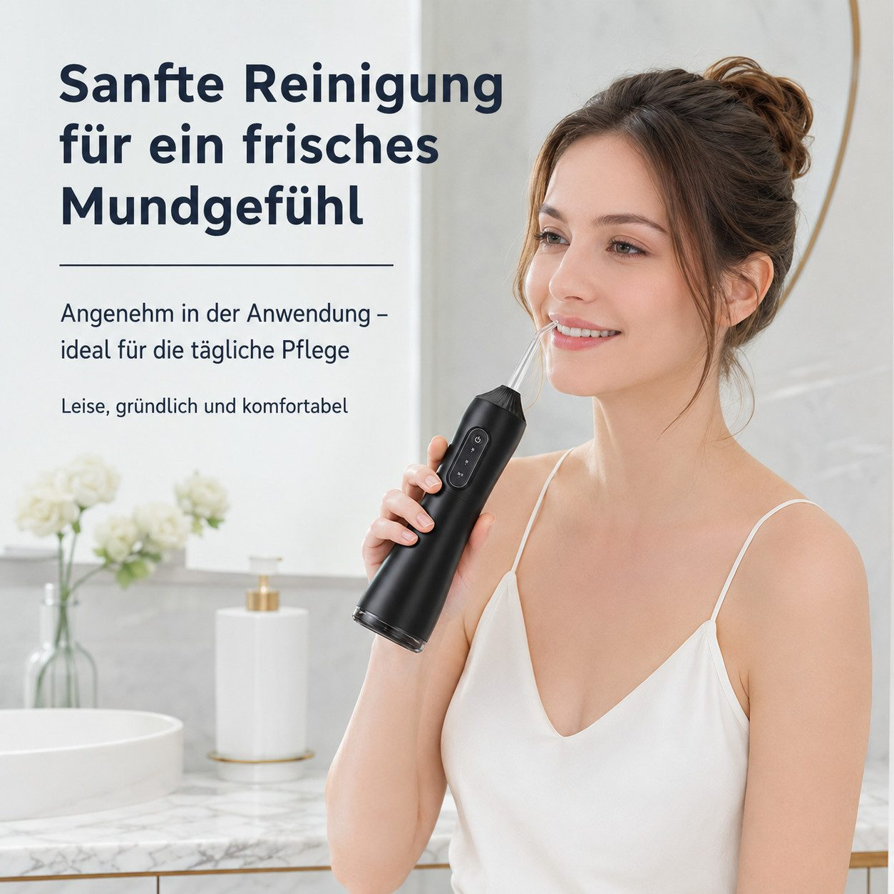 Eine lächelnde Frau benutzt eine schwarze Munddusche in einem hellen Badezimmer mit deutschem Werbetext.