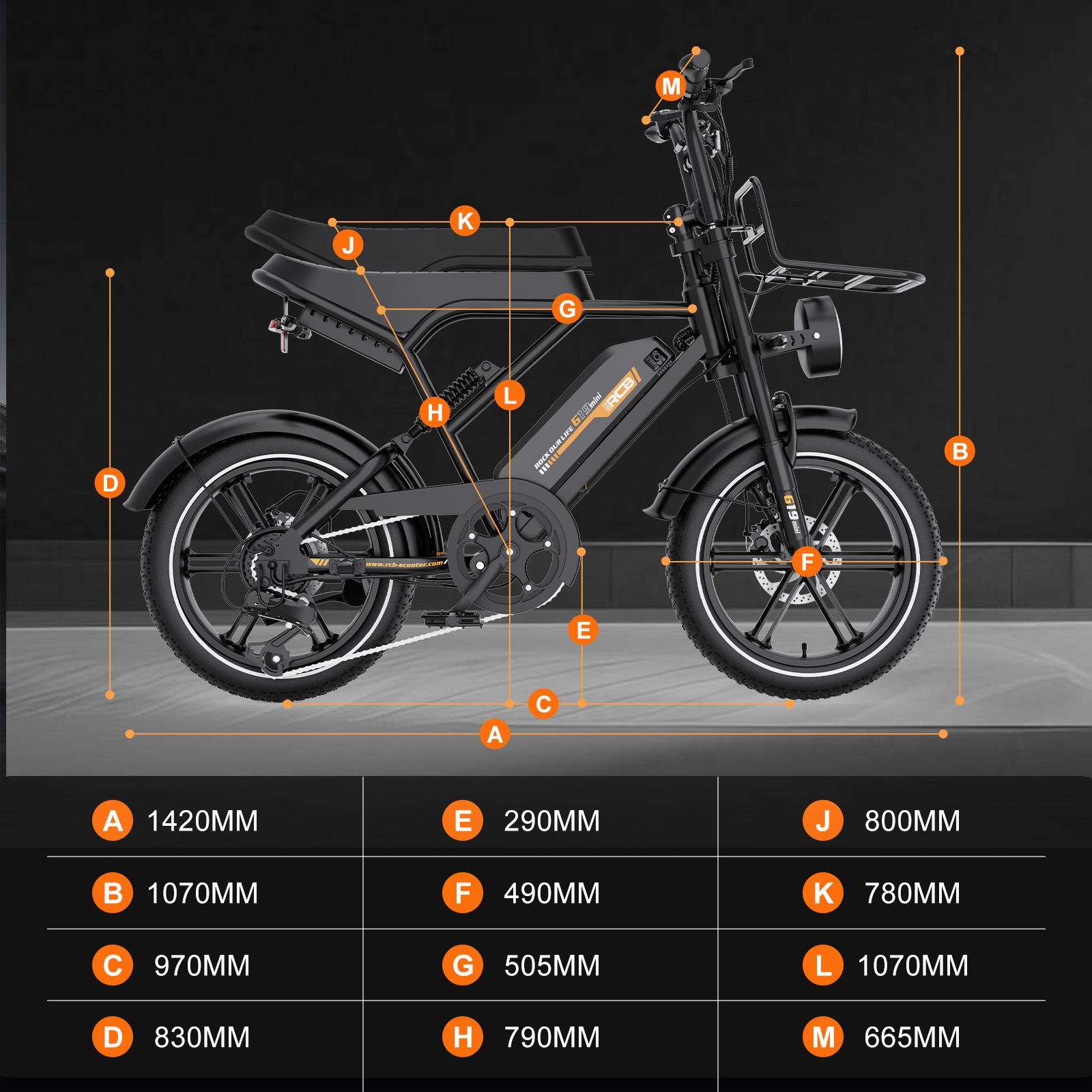 Ein schwarzes Elektro-Moped mit beschrifteten Messlinien und Größentabelle auf dunklem Hintergrund.