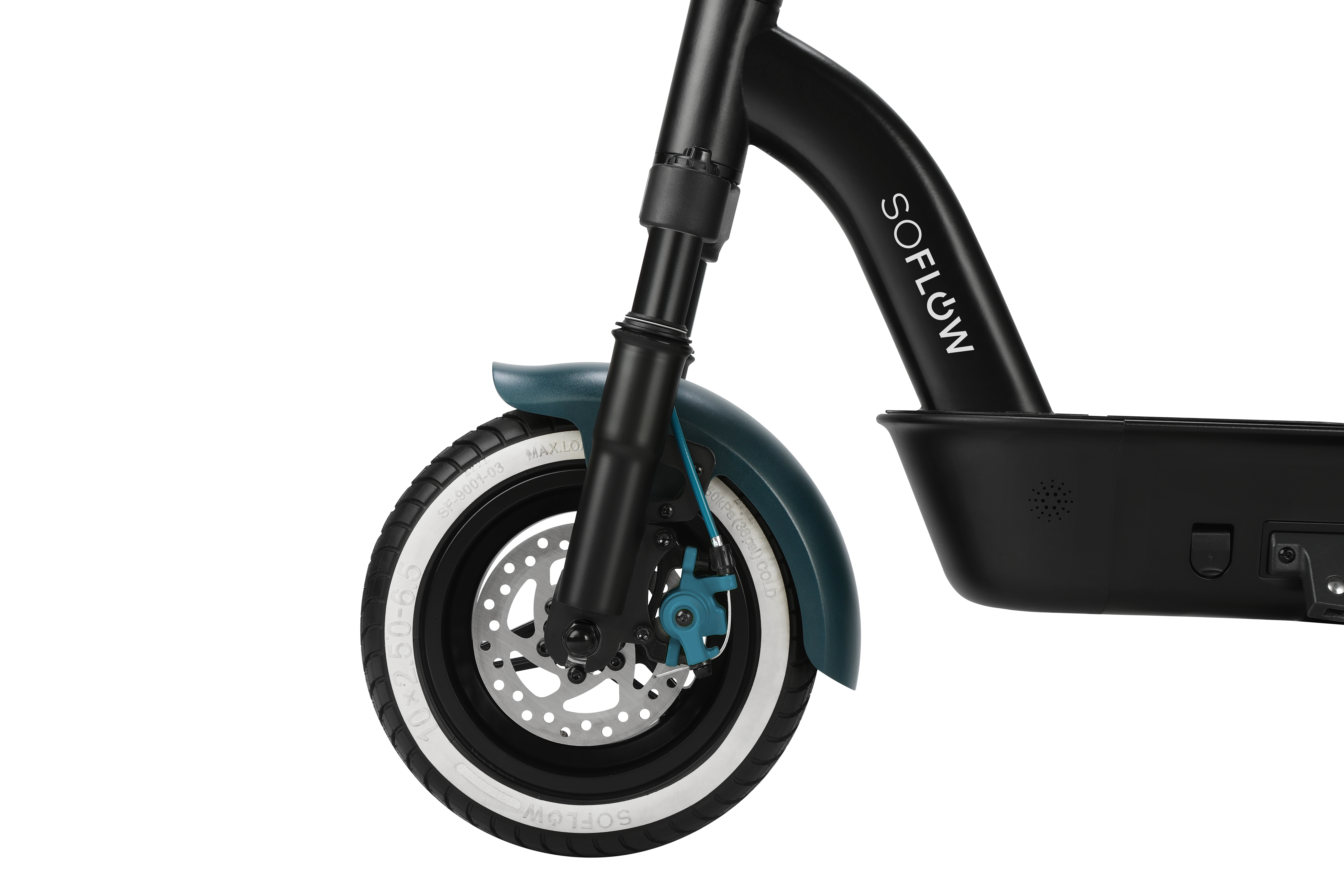 Nahaufnahme des Vorderrads eines schwarzen E-Scooters mit blauer Bremse und Soflow-Logo vor schwarzem Hintergrund.