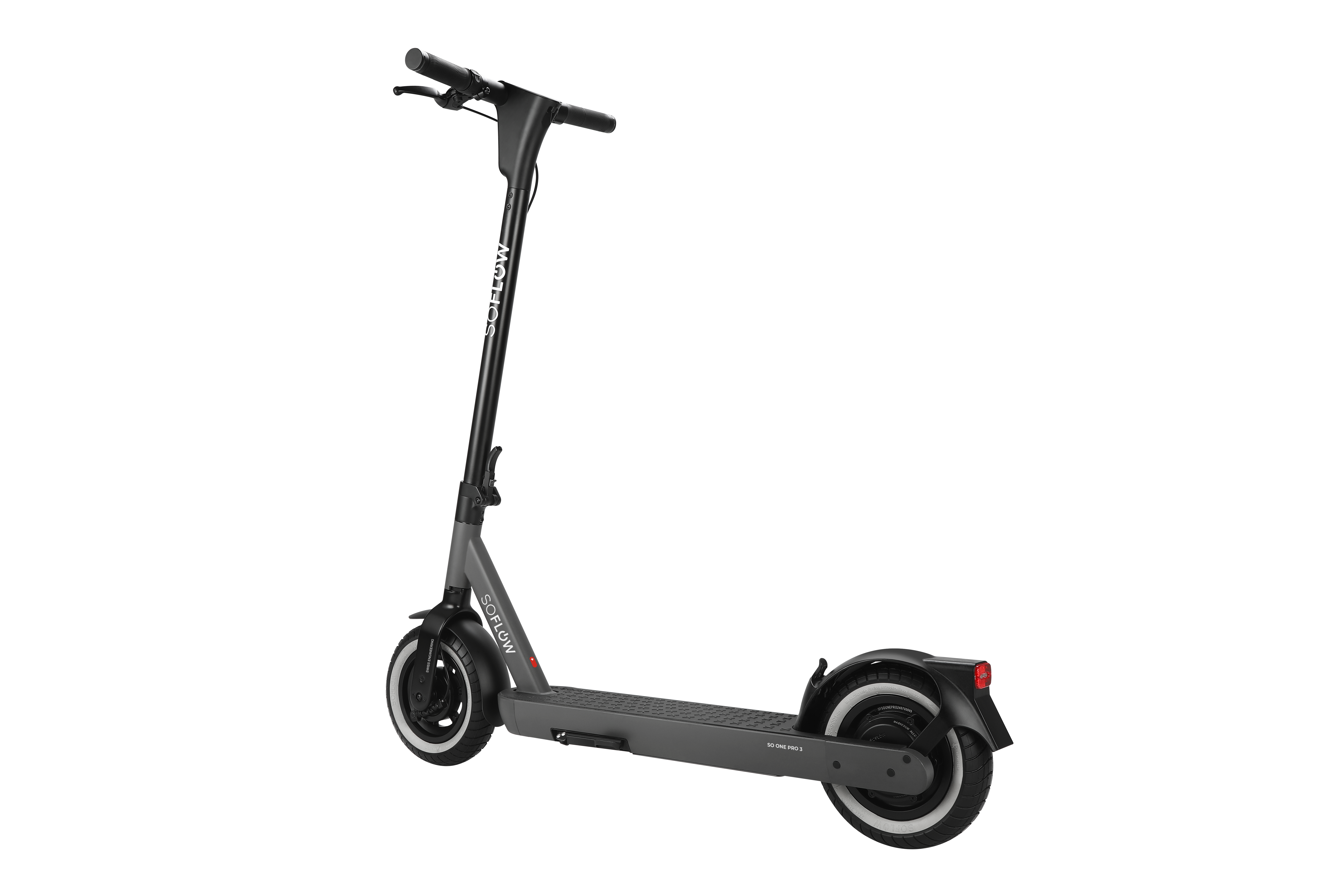 Ein schwarzer E-Scooter mit der Aufschrift SoFlow steht isoliert vor einem dunklen Hintergrund.