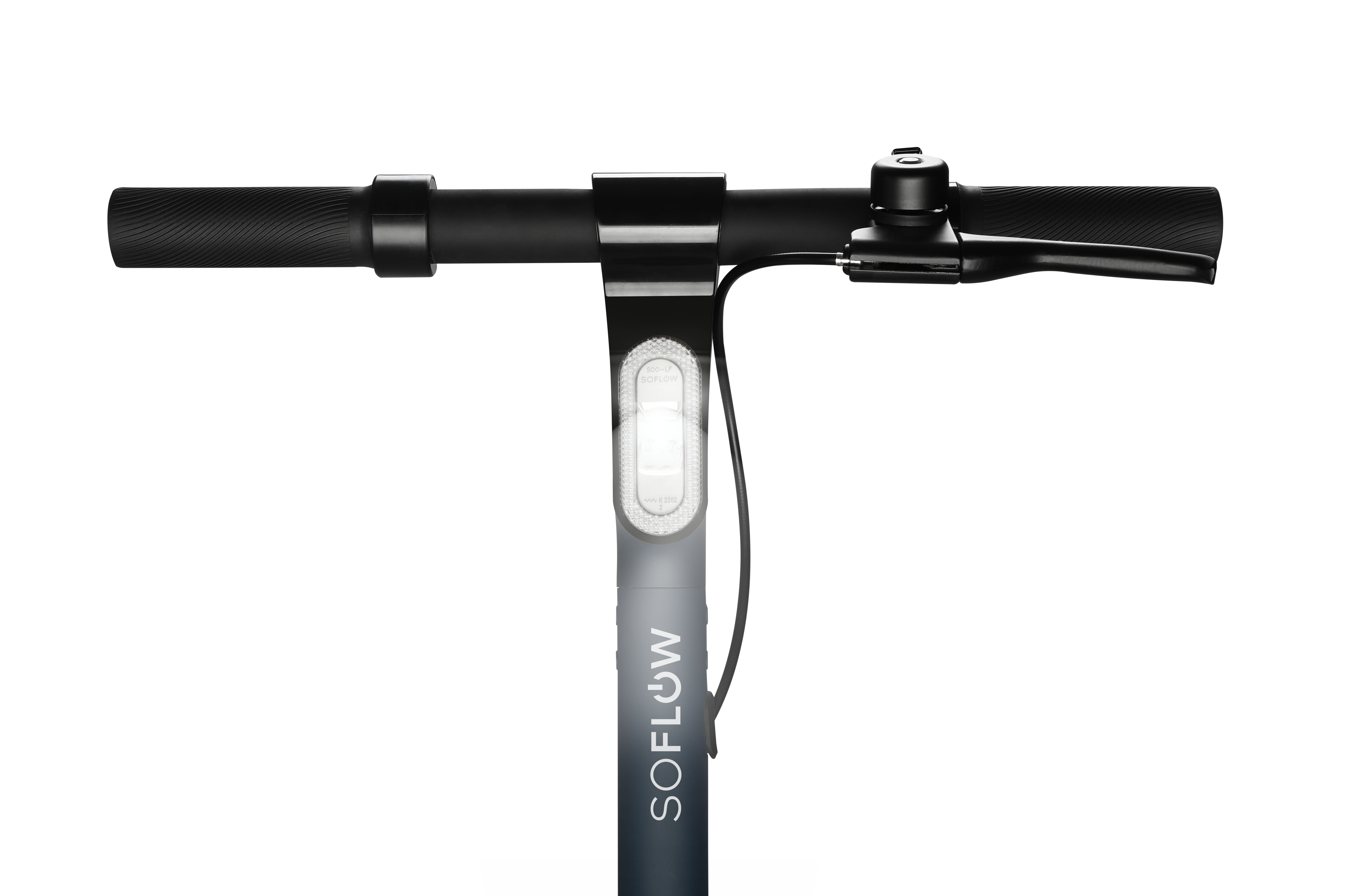 E-Scooter-Lenker mit leuchtendem Frontlicht vor schwarzem Hintergrund.