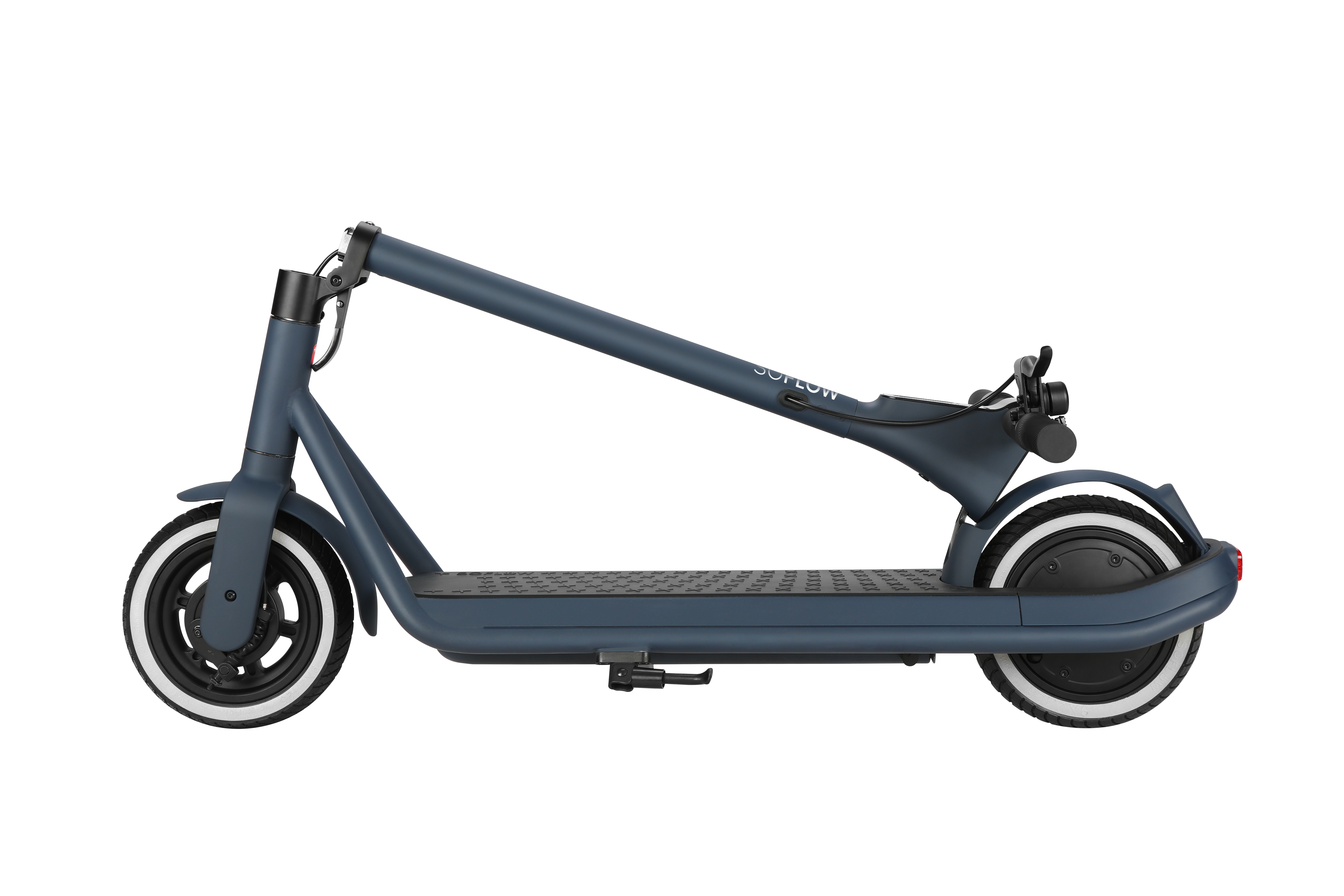 Ein blauer E-Scooter mit weiß-geränderten Reifen steht isoliert auf schwarzem Hintergrund.
