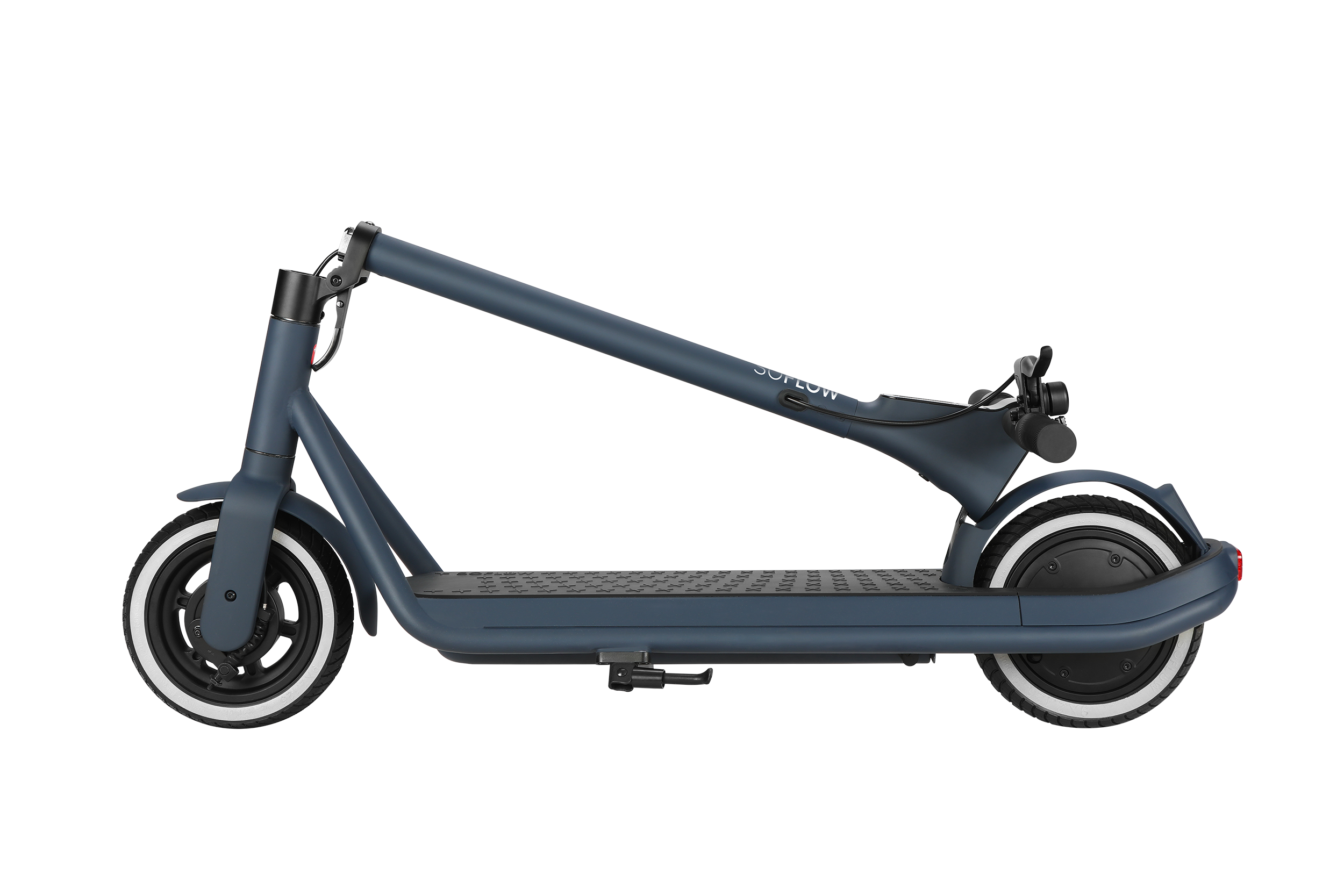 Ein blauer E-Scooter mit tiefem Einstieg, breitem Trittbrett und weiß berandeten Reifen vor schwarzem Hintergrund.