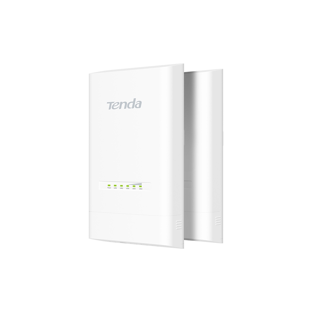 Siyah arka plan üzerinde yan yana duran iki beyaz Tenda Wi-Fi yönlendirici.