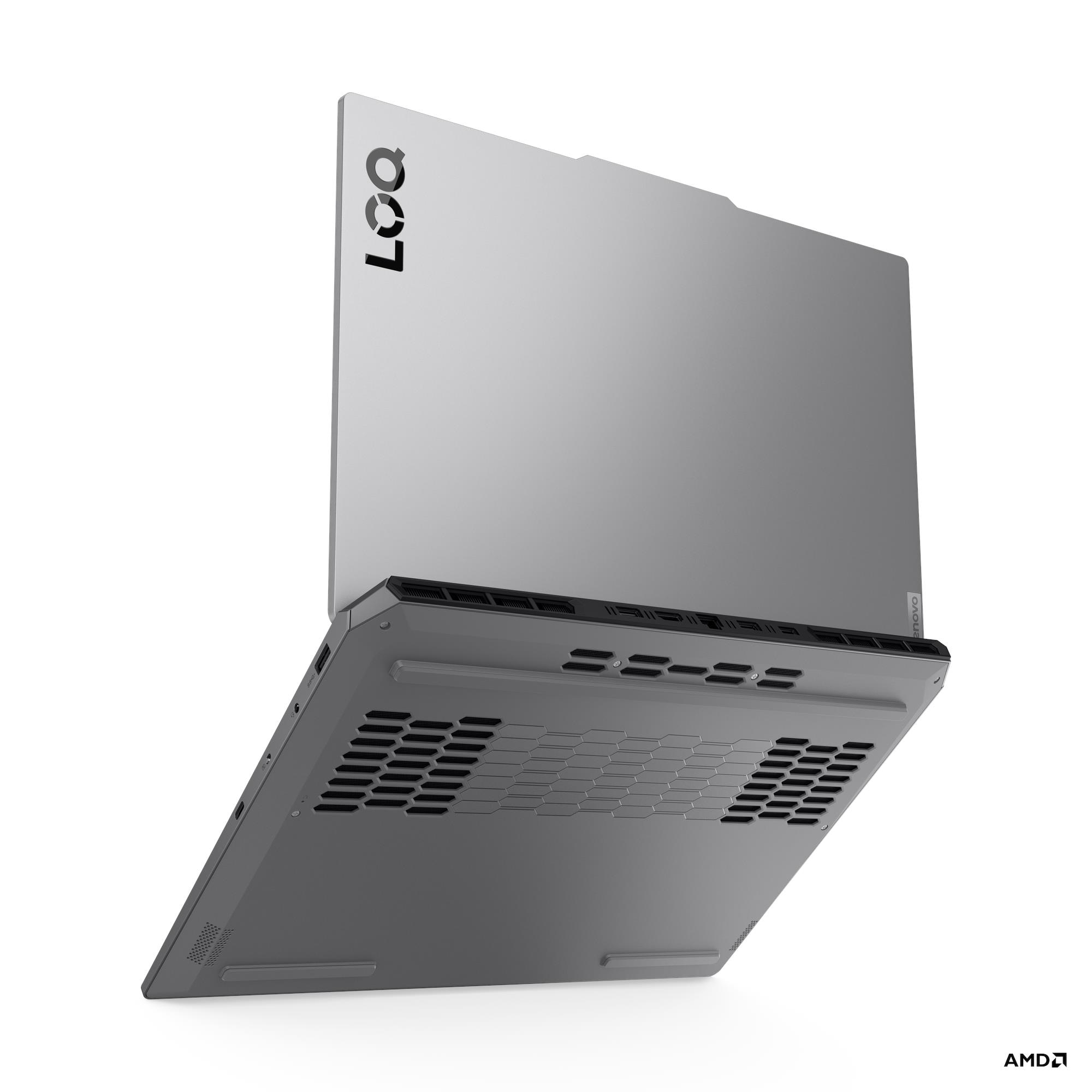 Gri renkli Lenovo LOQ dizüstü bilgisayar, soğutma delikleri olan alt kısmını ve açık ekranını sade beyaz arka planda gösterir.