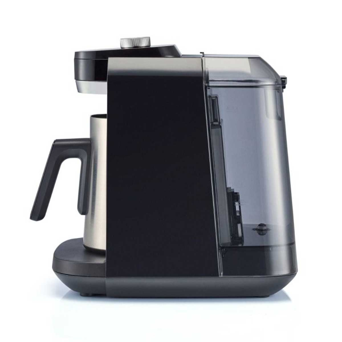 Una macchina da caffè nera con serbatoio d'acqua e caraffa su fondo bianco.