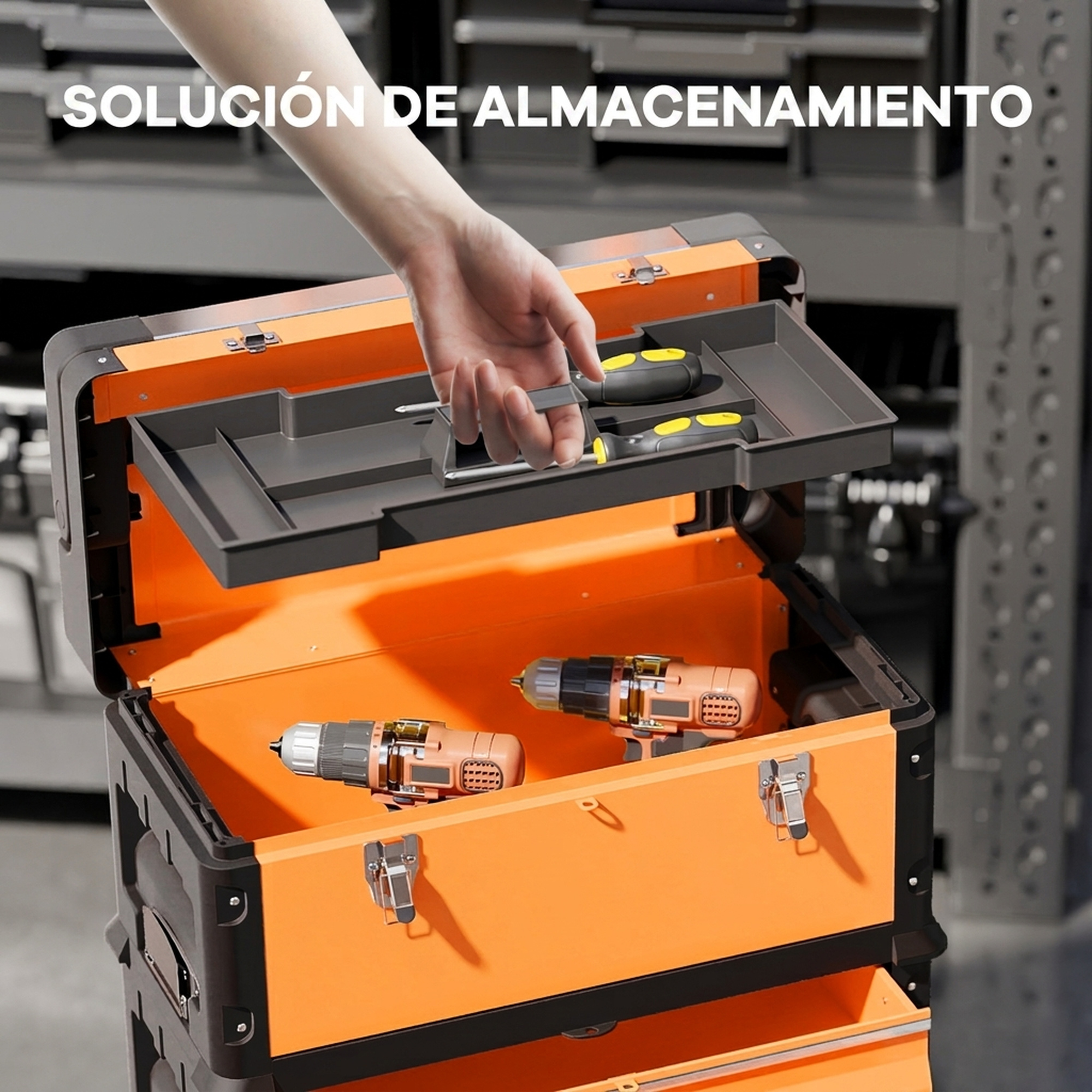 Una mano abre una caja de herramientas naranja y negra con taladros.