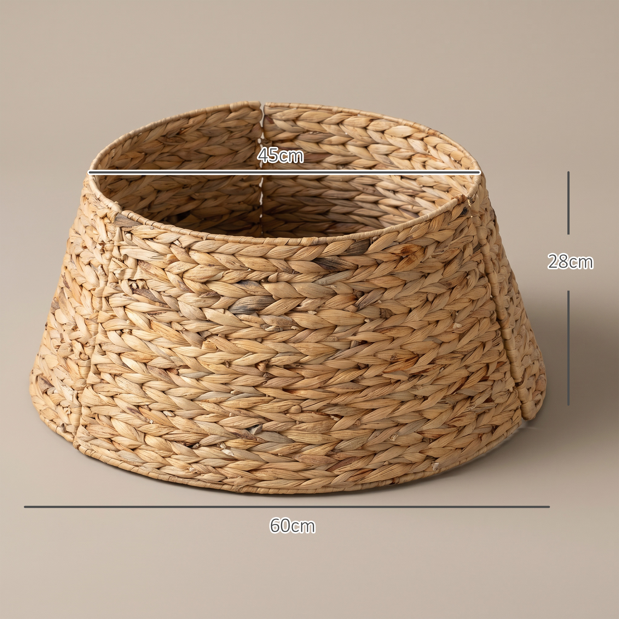 Una cesta redonda de mimbre natural sobre fondo beige muestra dimensiones de 45 cm de diámetro superior, 60 cm y 28 cm de altura.