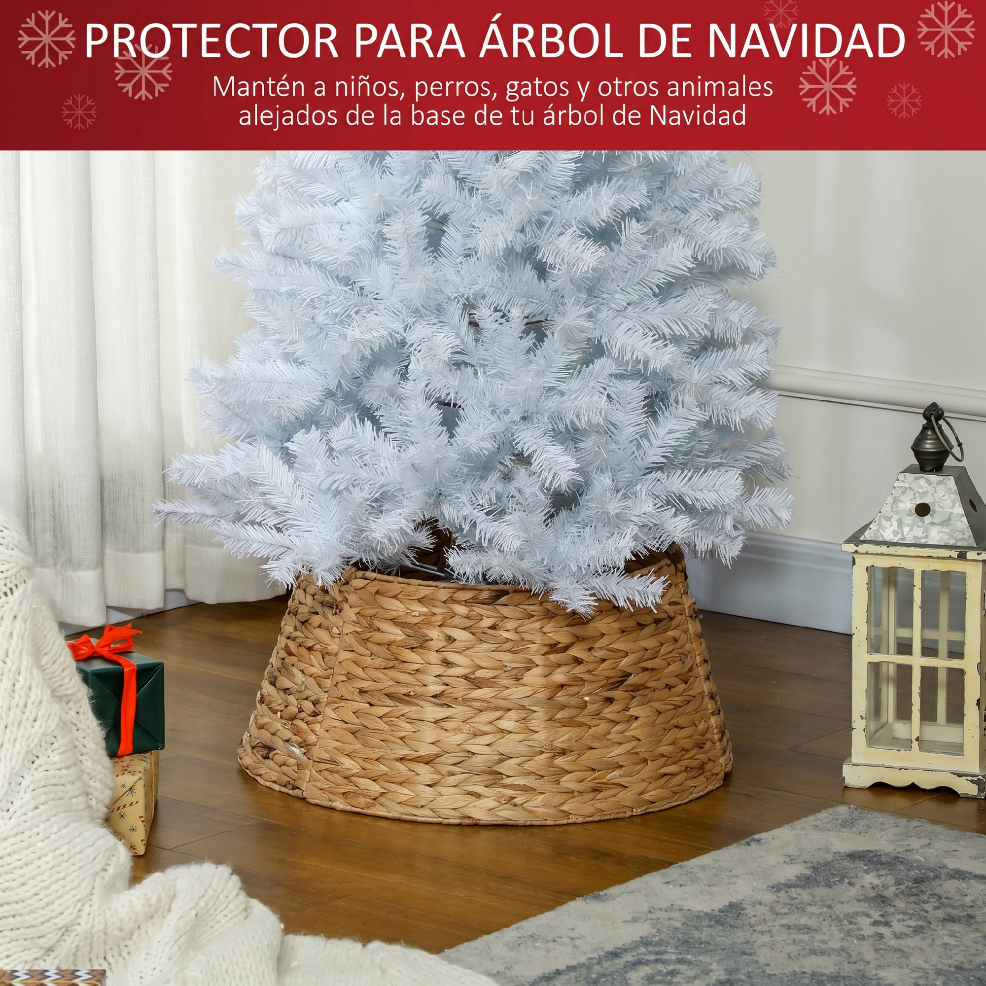 Arbol de Navidad blanco en cesta de mimbre sobre suelo de madera con linterna y regalos.