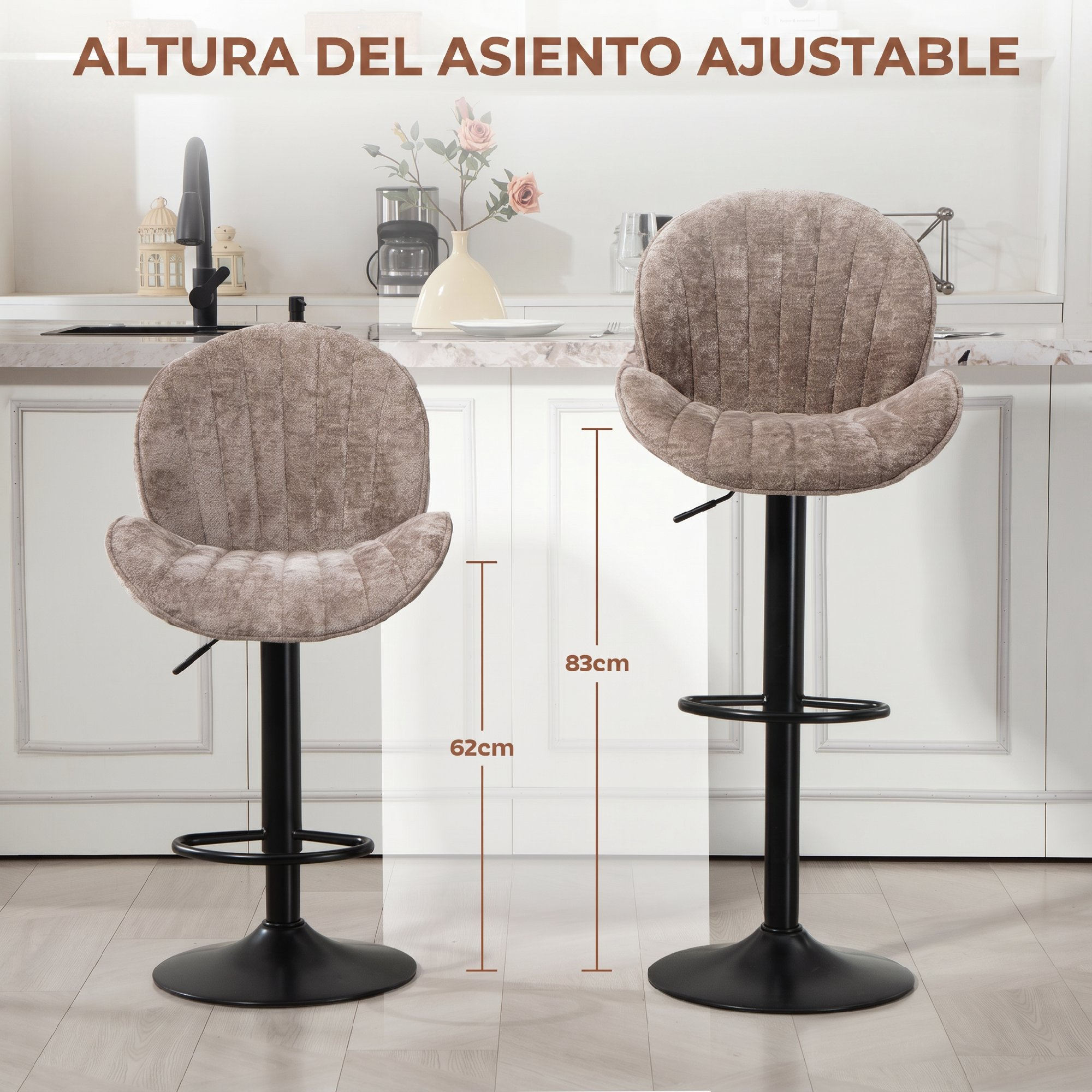 Dos taburetes de barra beige con altura ajustable y base metálica negra frente a una cocina luminosa.