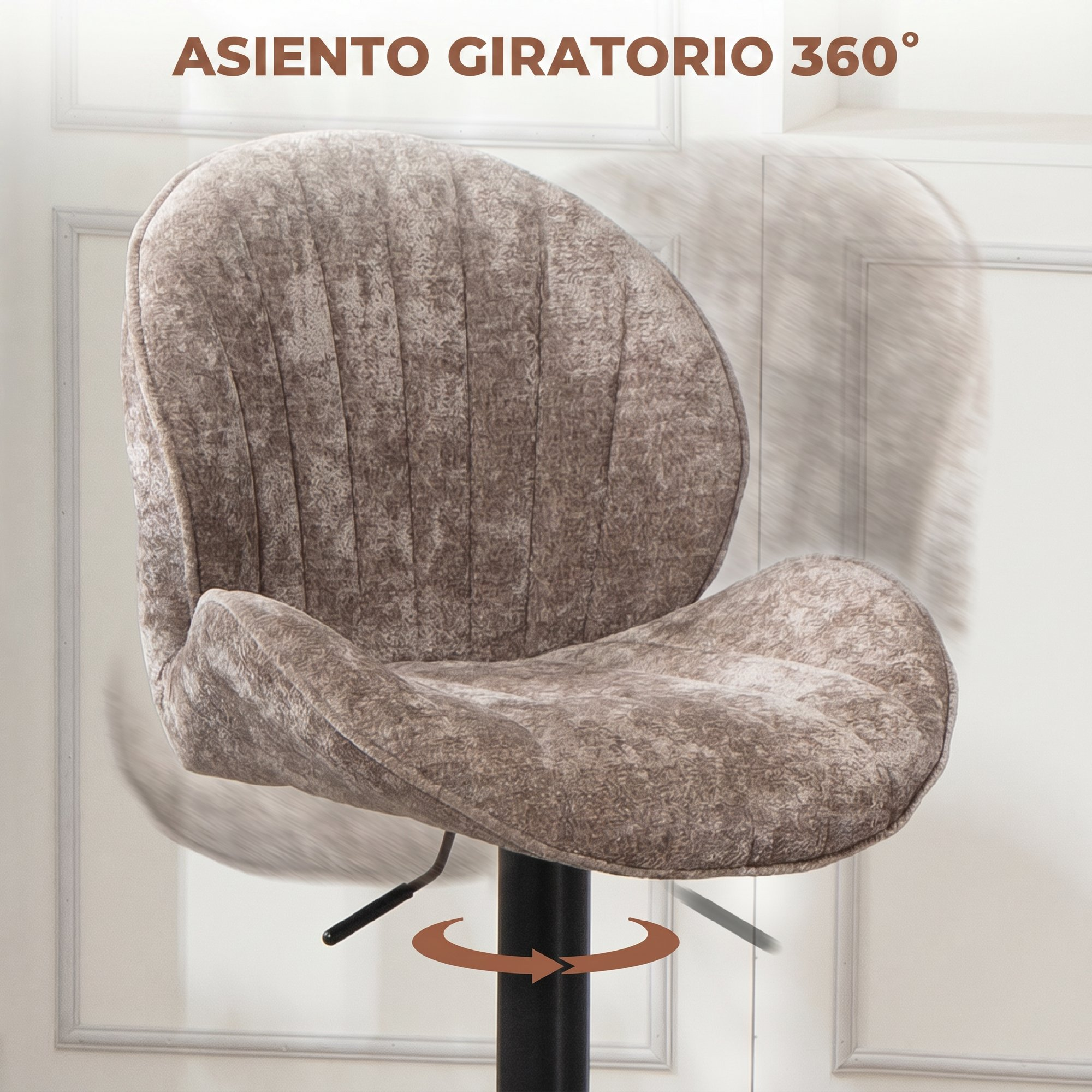 Una silla tapizada gris con función giratoria de 360 grados frente a un panel de pared blanco.