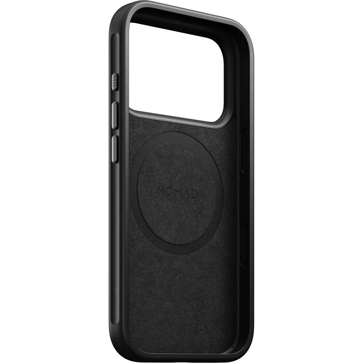 Una cover per smartphone Nomad nera mostra la fodera interna con un anello MagSafe integrato e pulsanti laterali.