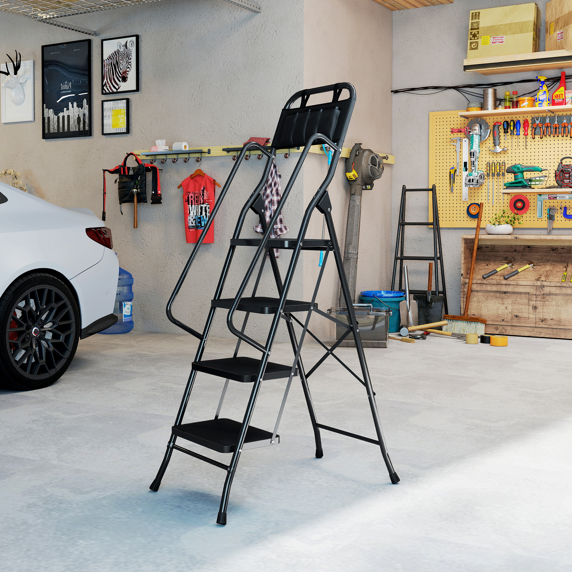 Una escalera plegable negra se encuentra en un garaje desordenado, junto a un coche, herramientas y estantes.