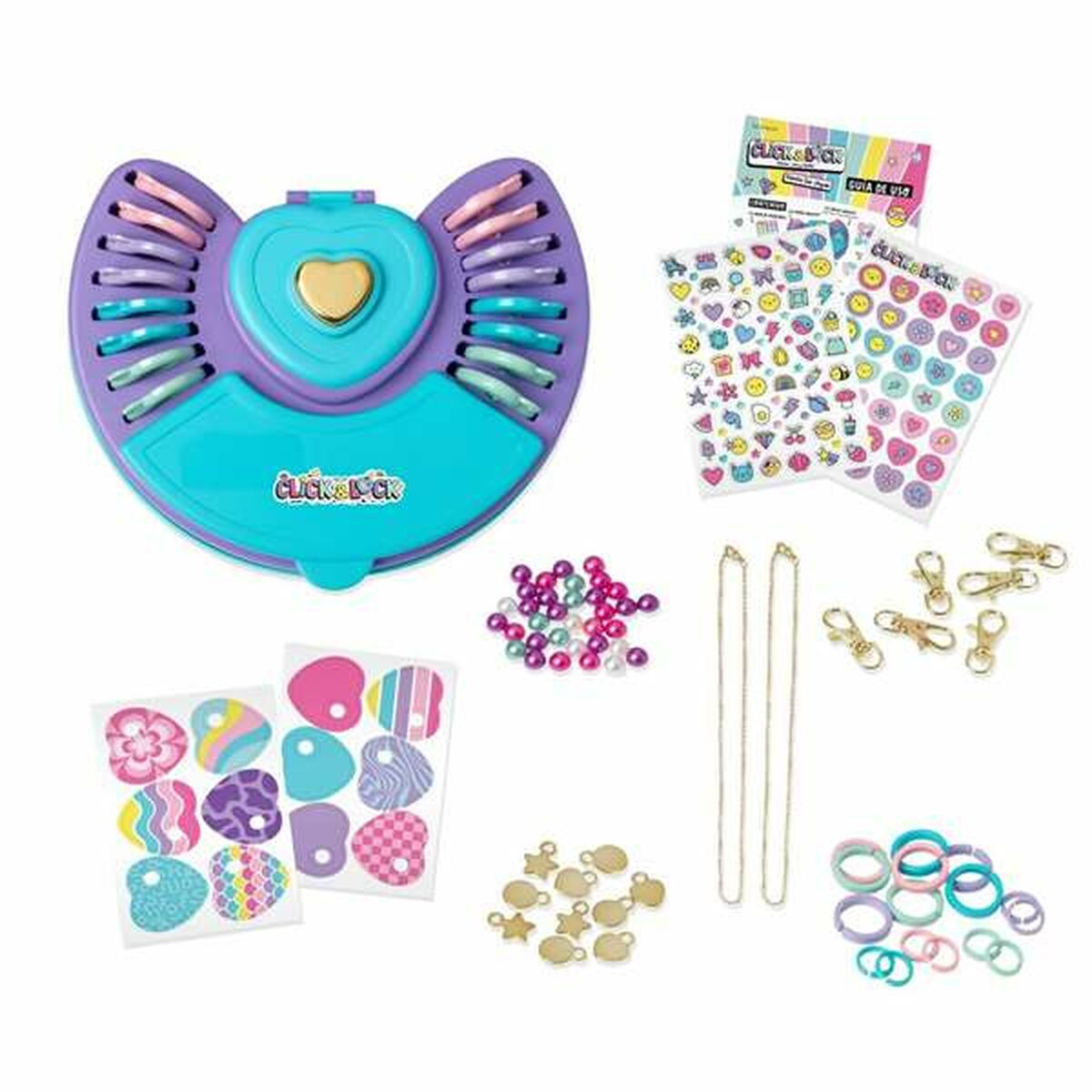Un kit de manualidades con estuche morado y turquesa, pegatinas, cuentas, dijes, cadenas y anillos sobre fondo blanco.