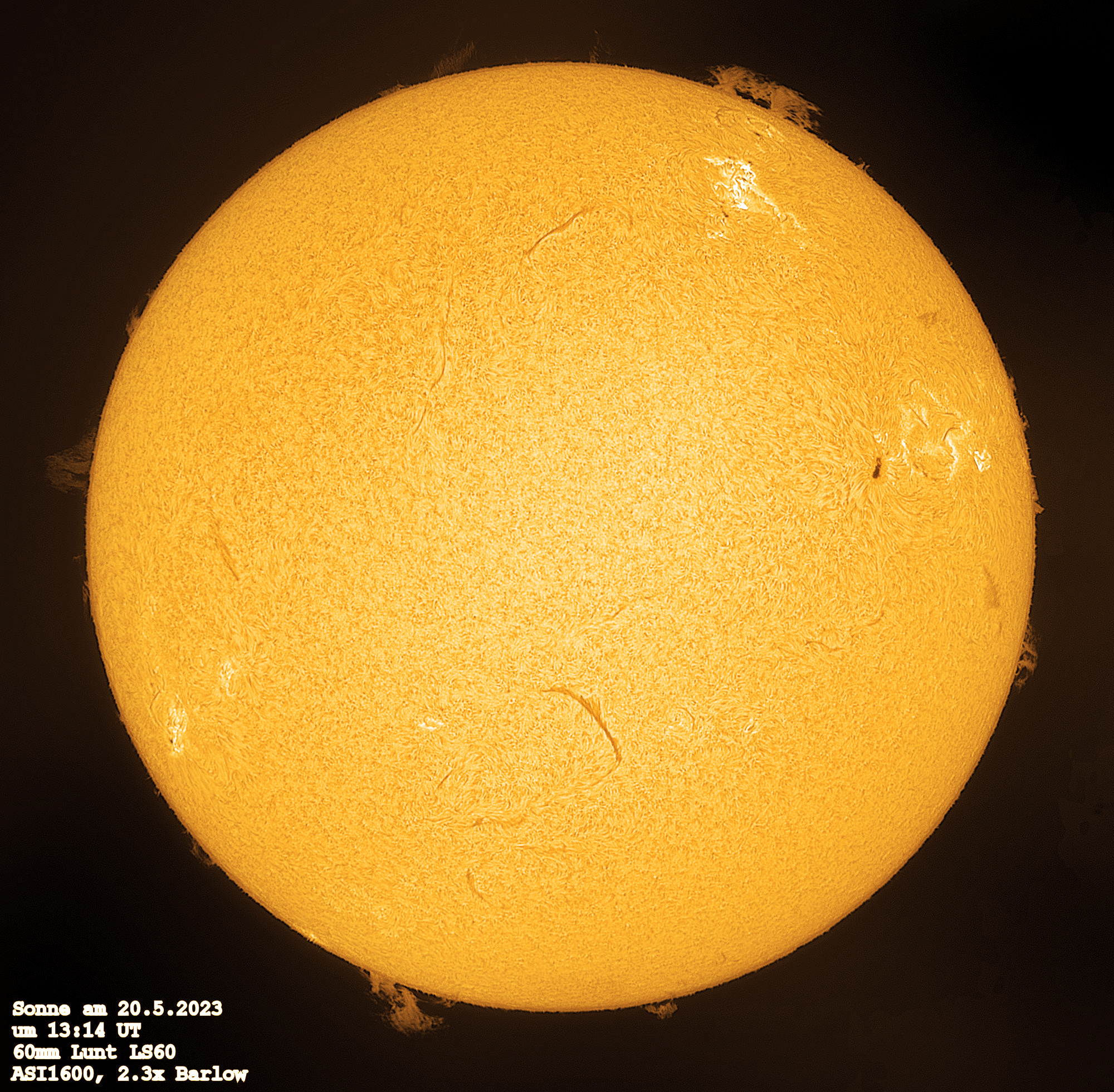 Un sol amarillo con textura visible sobre un fondo negro, con texto abajo a la izquierda.