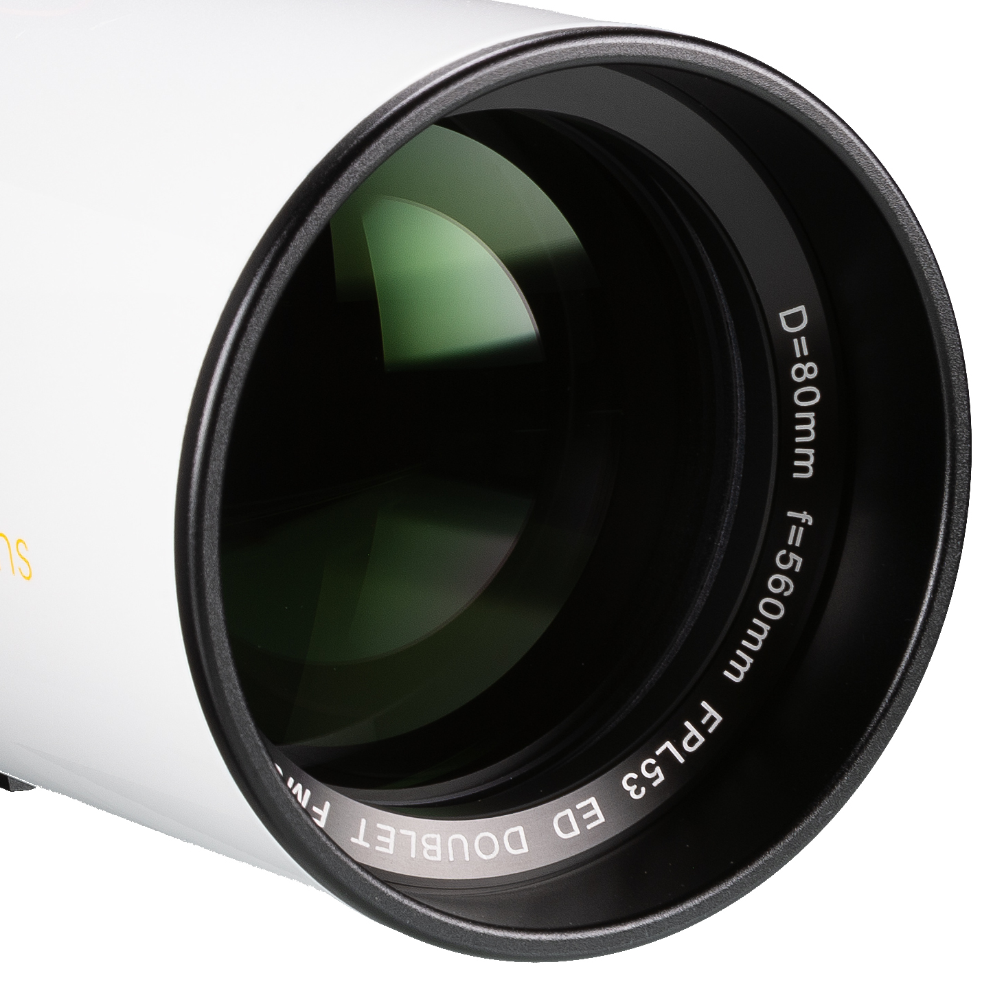Primer plano de una lente de telescopio con elementos blancos y negros, con texto como D=80mm y f=560mm en el anillo.