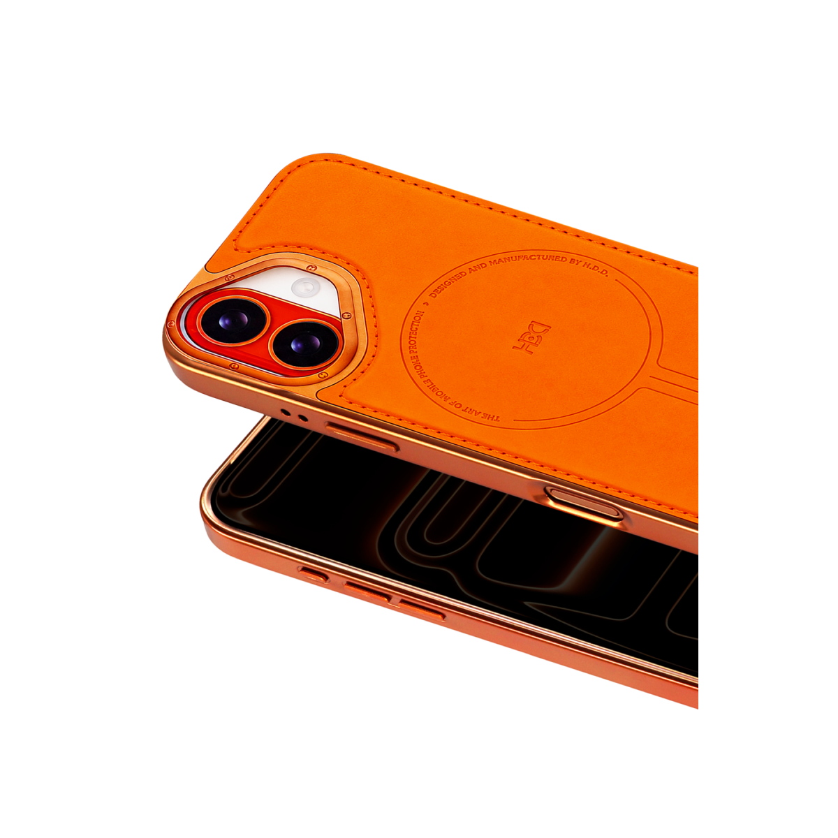 Siyah arka plan üzerinde kamera kesikli ve kabartmalı daire logo bulunan turuncu deri telefon kılıfı.
