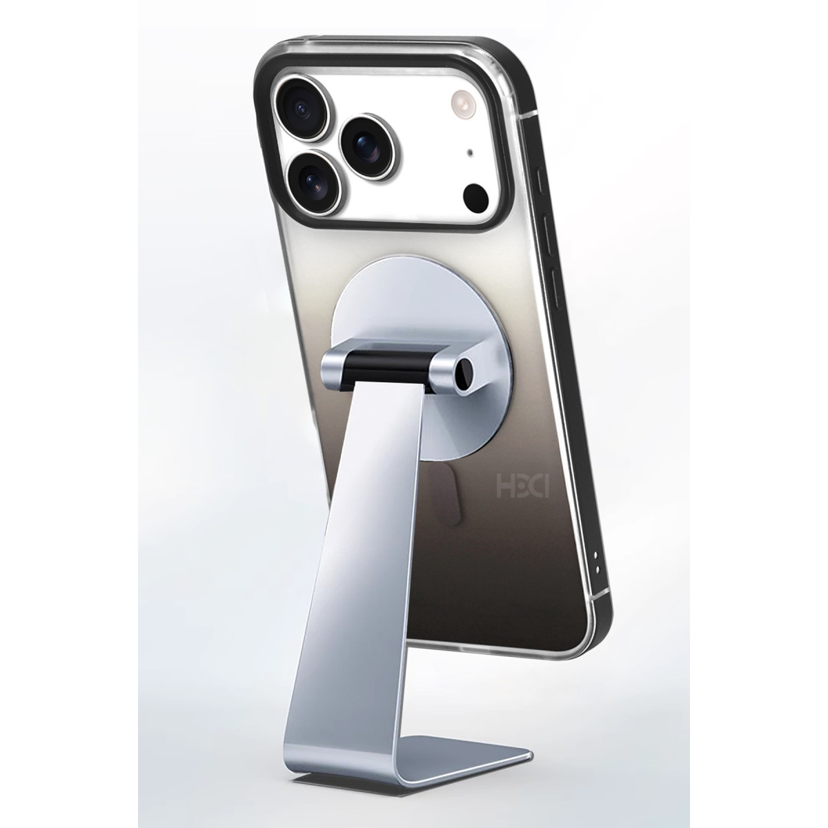 Koruyucu kılıf içindeki akıllı telefon beyaz arka planda gümüş metal stand üzerinde duruyor.
