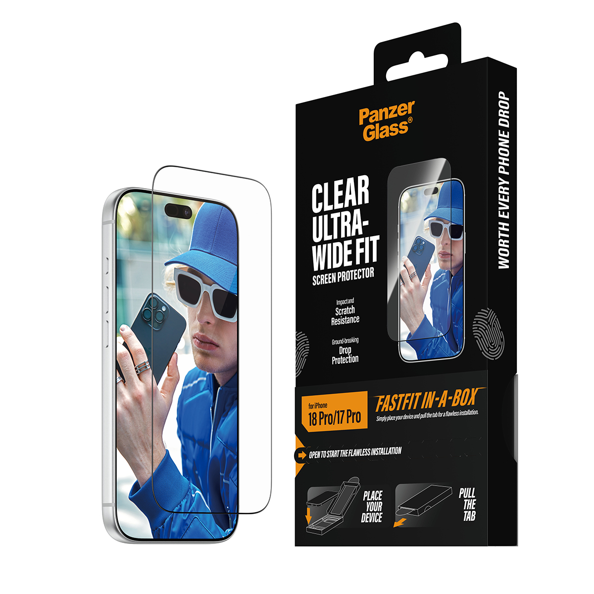 Arka planda bir kişi ve aksesuarlarla birlikte iPhone için PanzerGlass Ultra-Wide Fit ekran koruyucu ambalajı.