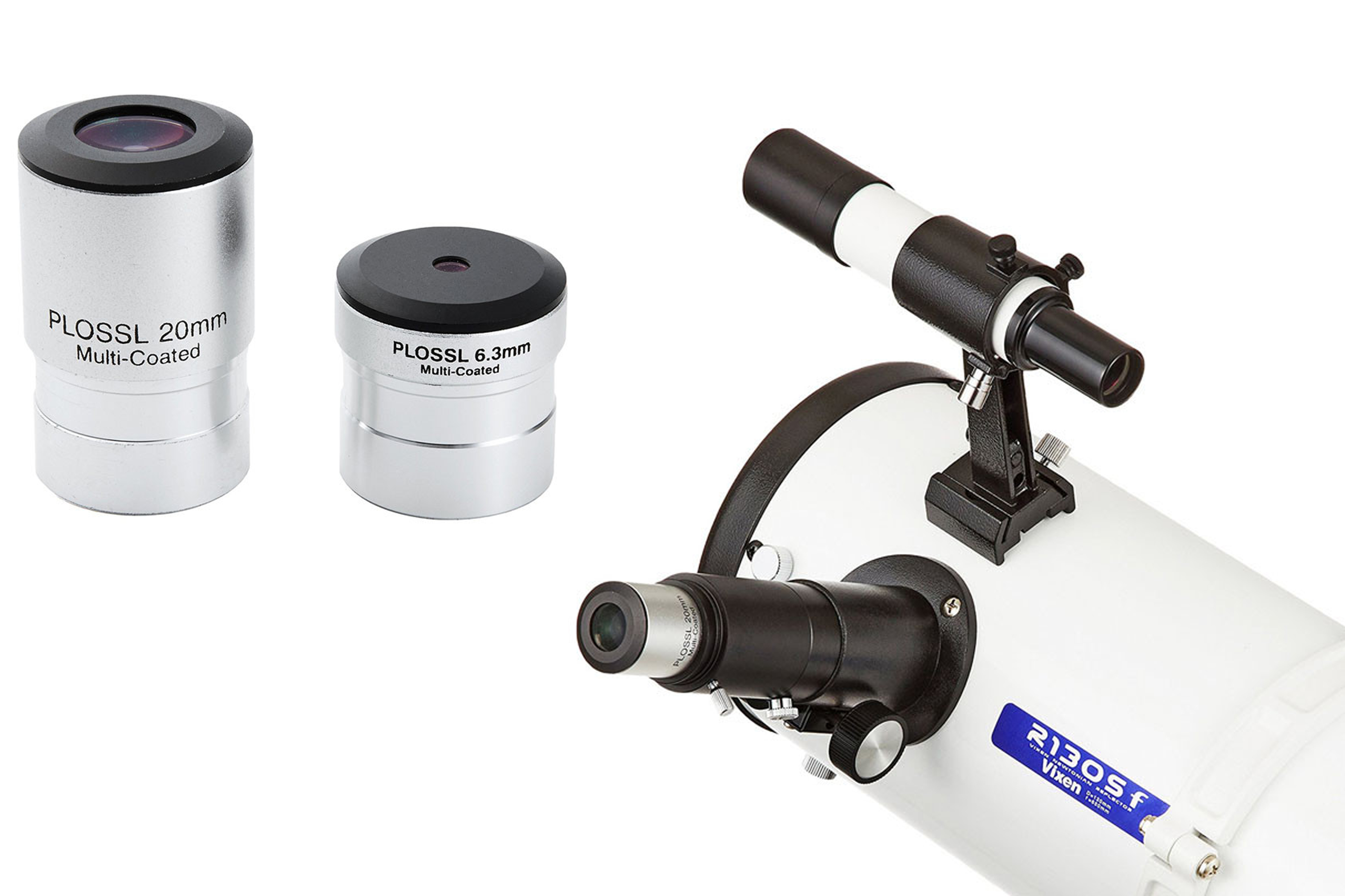 Un telescopio blanco Vixen con buscador y dos oculares Plossl de 20 mm y 6,3 mm sobre un fondo blanco.