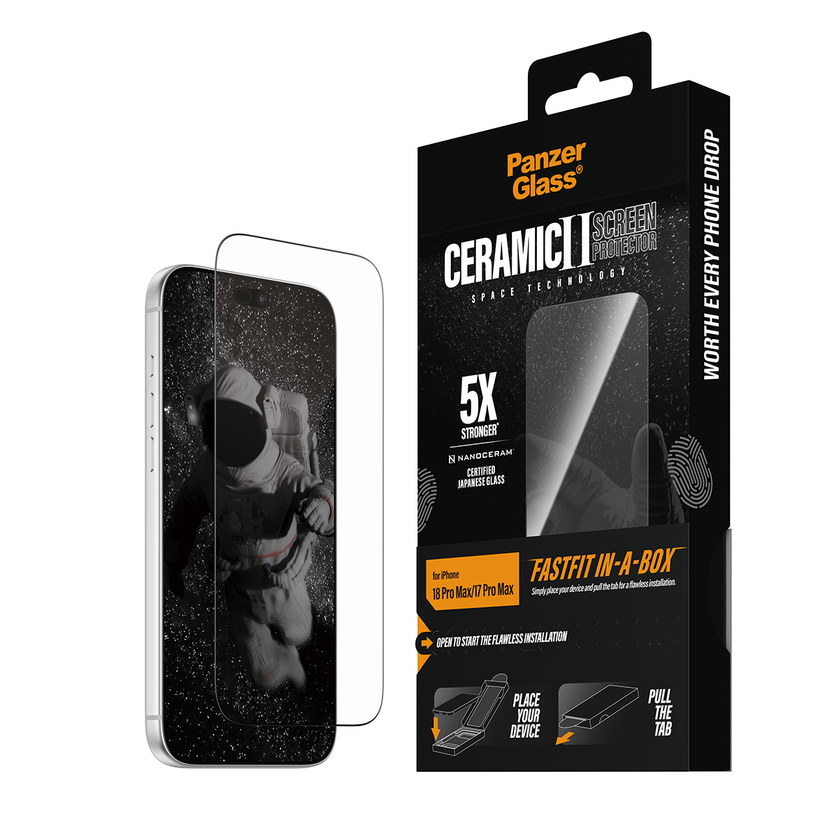 Pellicola protettiva in ceramica PanzerGlass per iPhone nella confezione accanto allo smartphone.