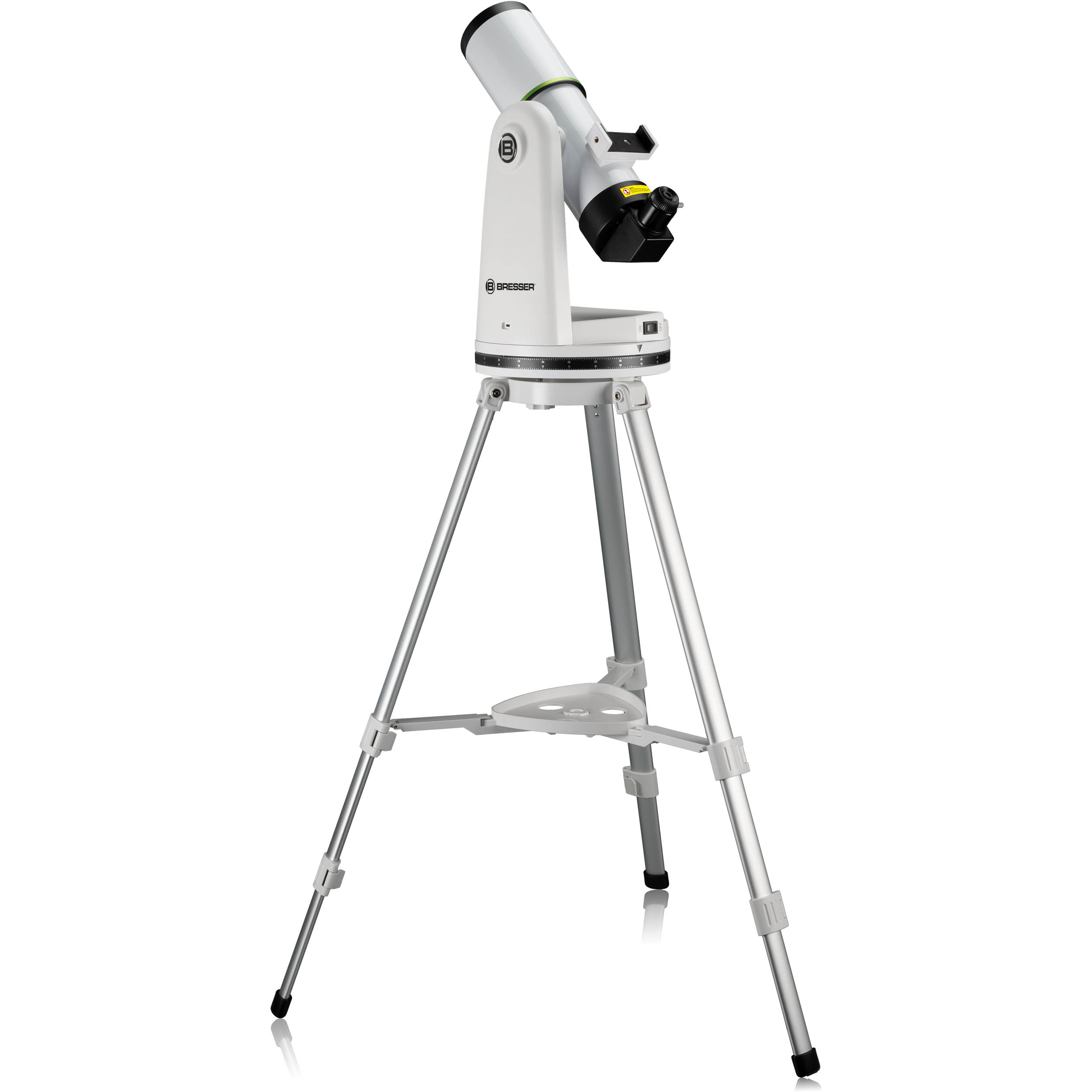 Un telescopio Bresser blanco montado en un trípode plateado sobre fondo blanco.