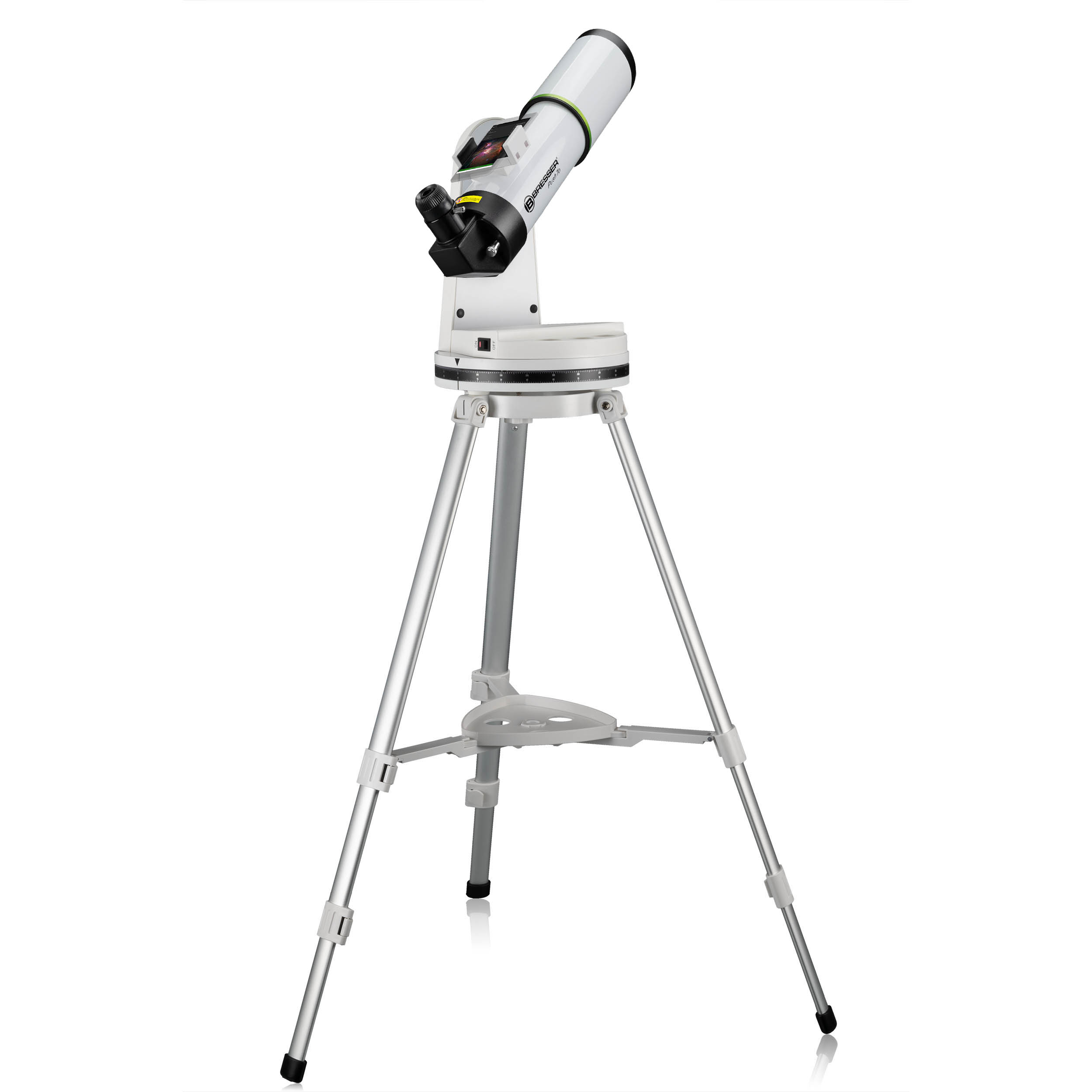 Telescopio blanco Bresser en un trípode plateado sobre fondo blanco.
