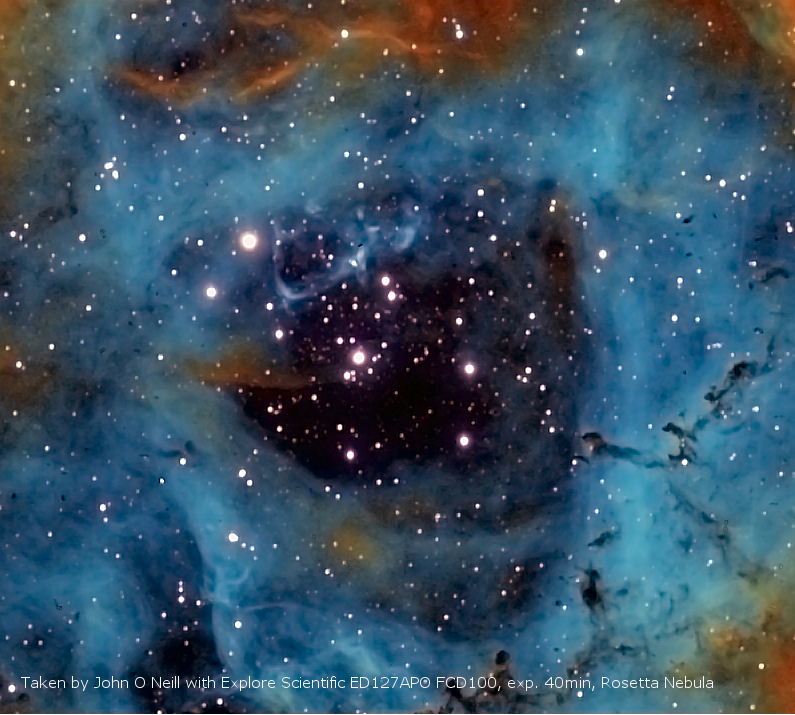 Nubes de nebulosa cósmica azul y marrón rodean un cúmulo de estrellas brillantes sobre fondo oscuro.