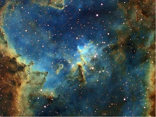 Una vista impresionante del espacio exterior con nebulosas azules y un sinfín de estrellas brillantes.