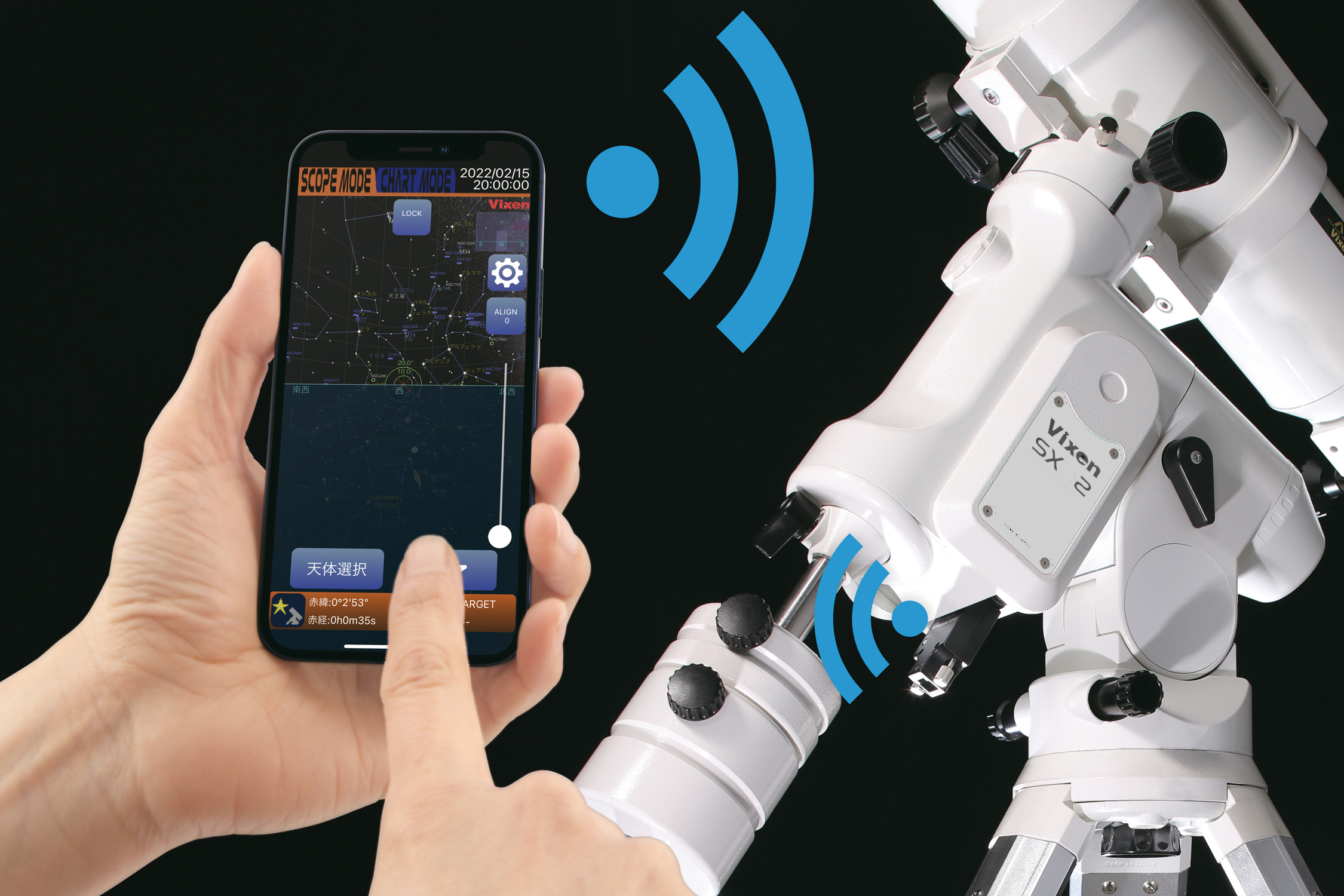 Una persona controla un telescopio blanco Vixen SX2 mediante una aplicación de smartphone conectada por Wi-Fi.