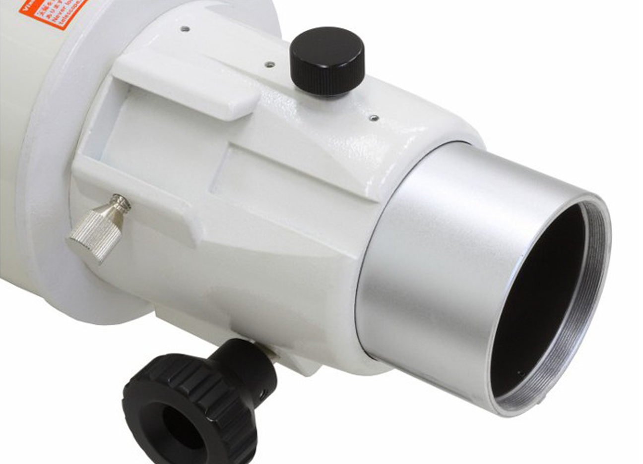 Primer plano de un enfocador de telescopio blanco con tubo plateado y perillas negras.