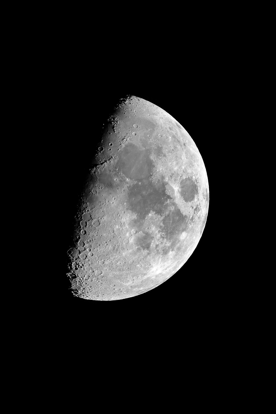 Una luna gibosa creciente que muestra cráteres y mares detallados sobre un fondo negro.